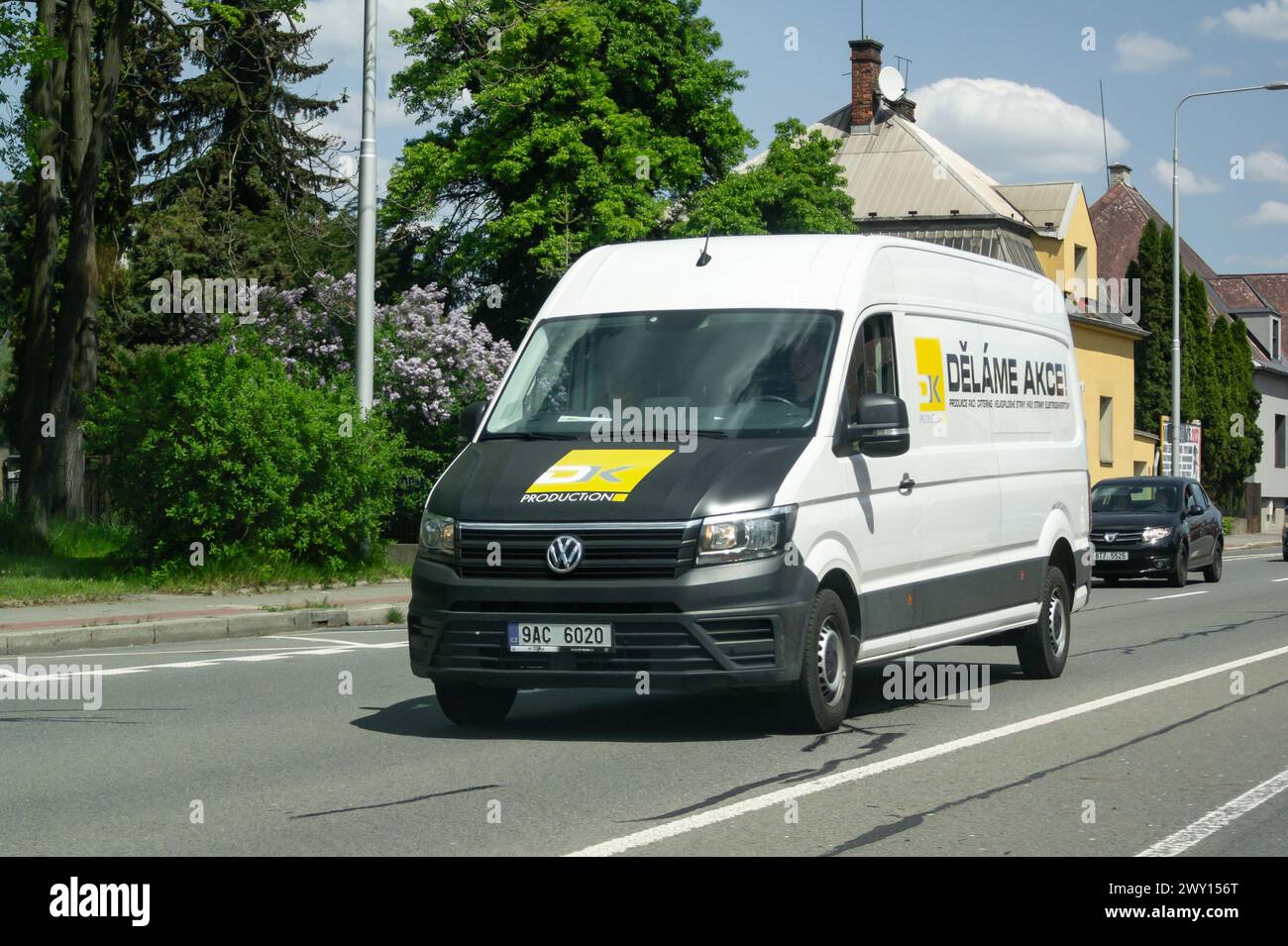 OSTRAVA, RÉPUBLIQUE TCHÈQUE - 11 MAI 2023 : Volkswagen Crafter panel van de la société de production DK Banque D'Images