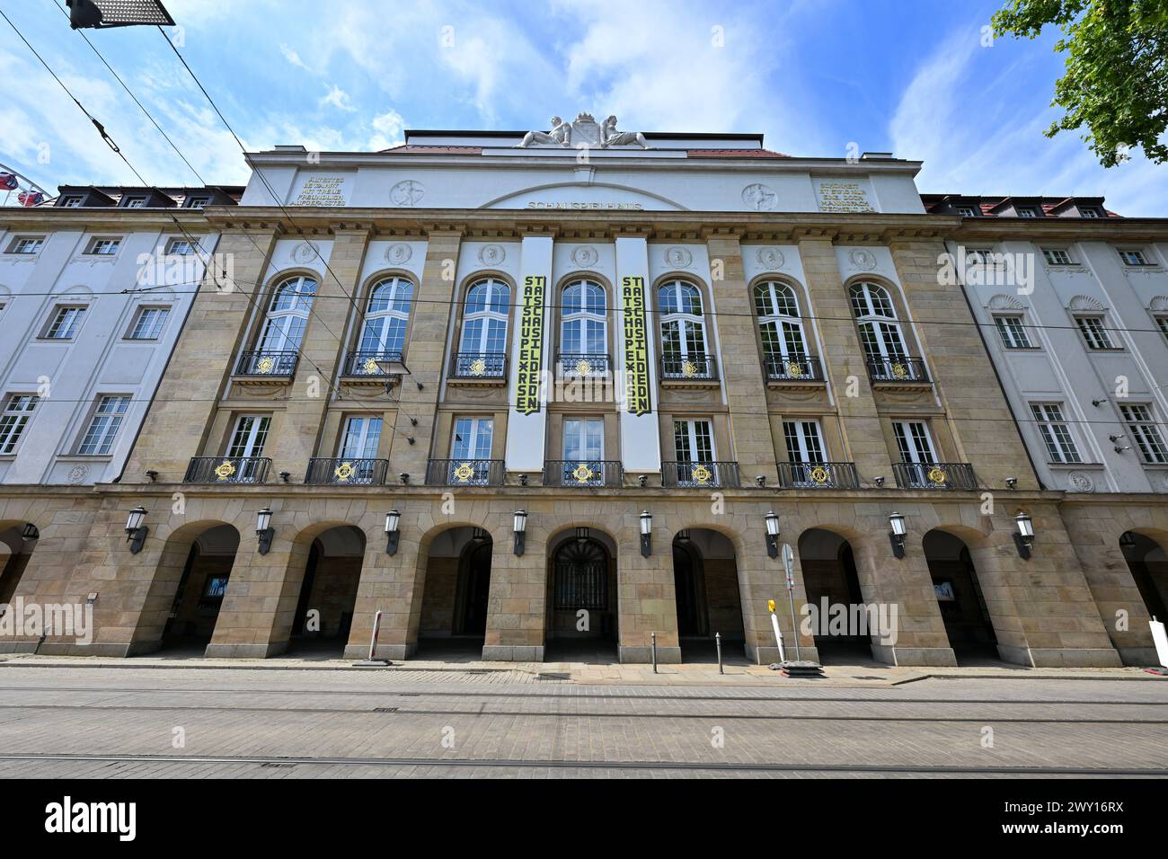 Dresde, Allemagne - 8 juillet 2023 : Staatsschauspiel Dresde logo signe sur la façade de la 'Kleines Haus' (petite maison). Extérieur du bâtiment d'un célèbre tr Banque D'Images