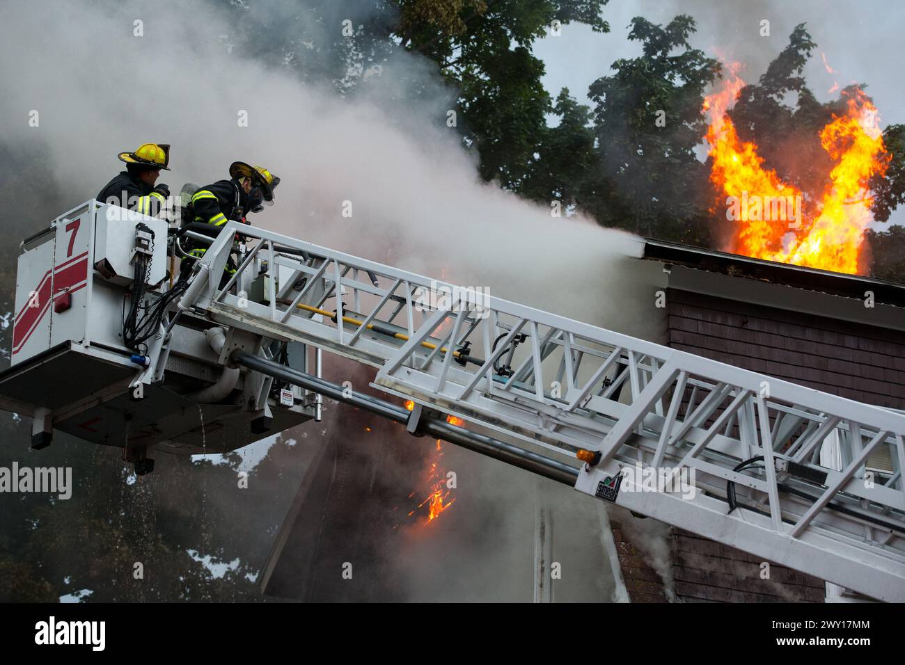 Les pompiers travaillent pour éteindre un incendie de plusieurs maisons d'alarme à Worcester, Massachusetts, États-Unis. Banque D'Images