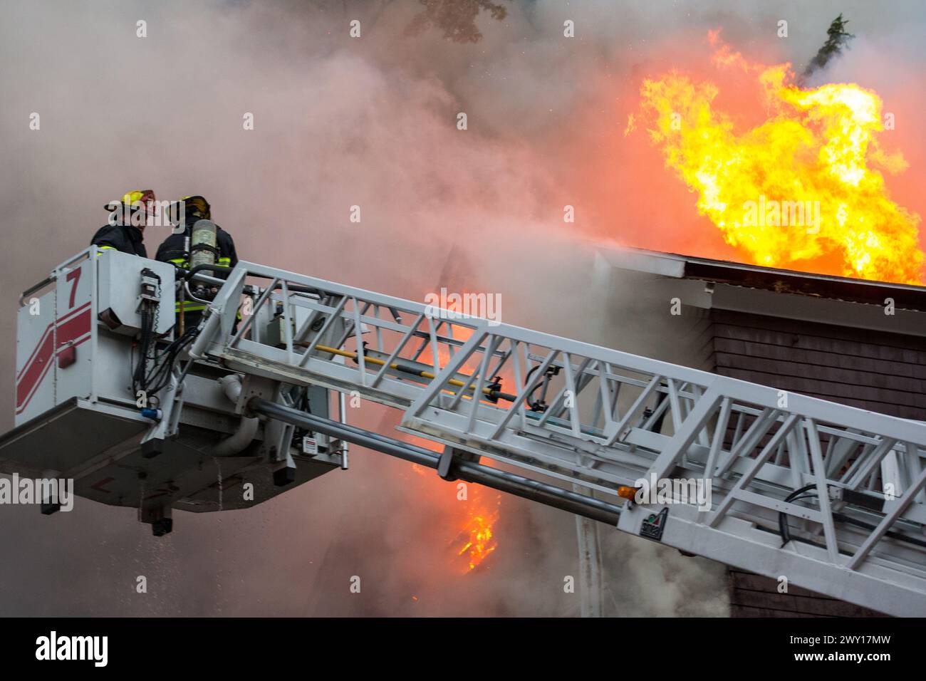 Les pompiers travaillent pour éteindre un incendie de plusieurs maisons d'alarme à Worcester, Massachusetts, États-Unis. Banque D'Images