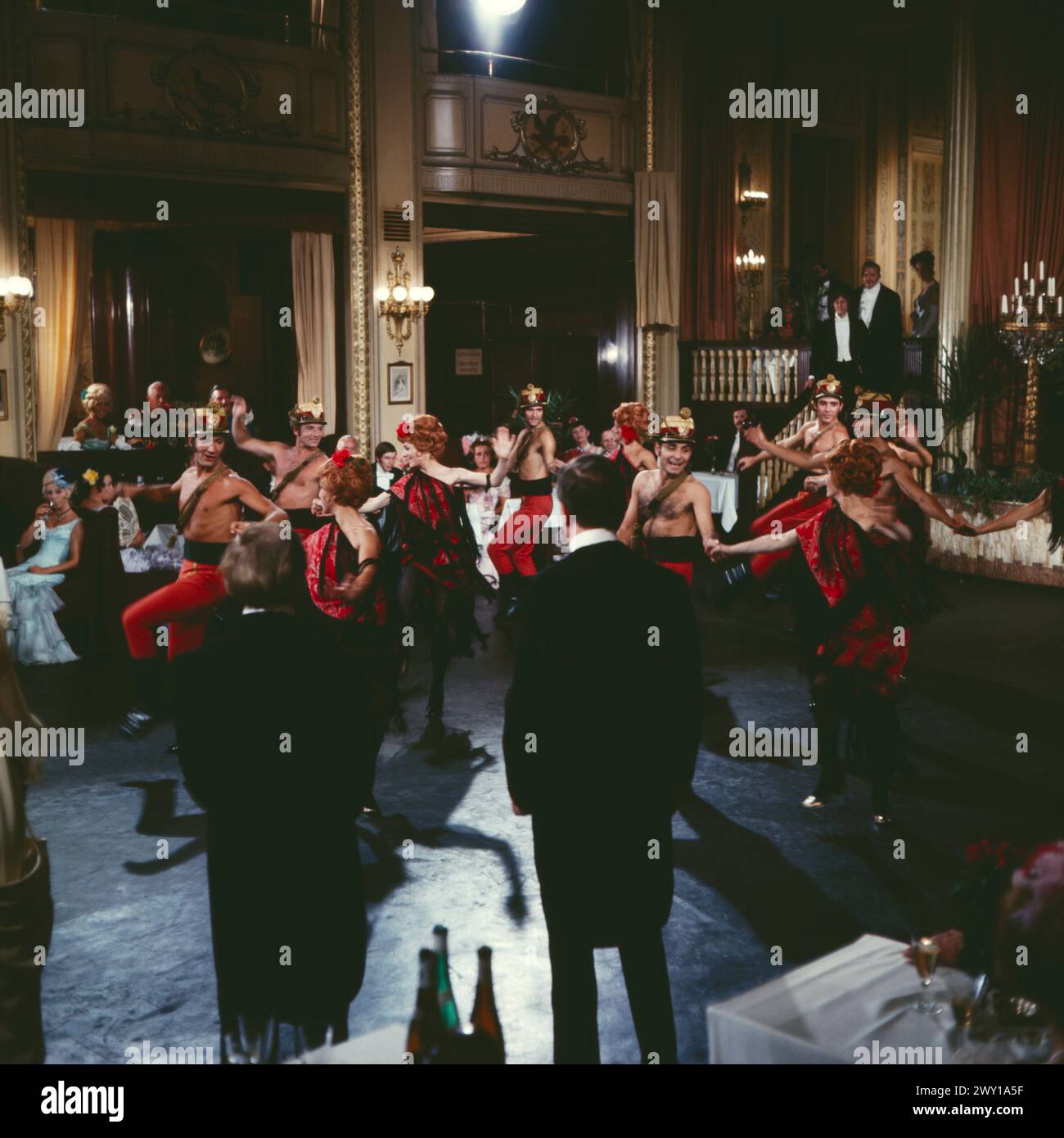 Die keusche Susanne, Operette von Jean Gilbert, ZDF Aufzeichnung, 1972, Régie : Thomas Engel, Szene mit Tänzern im Palais de danse Banque D'Images