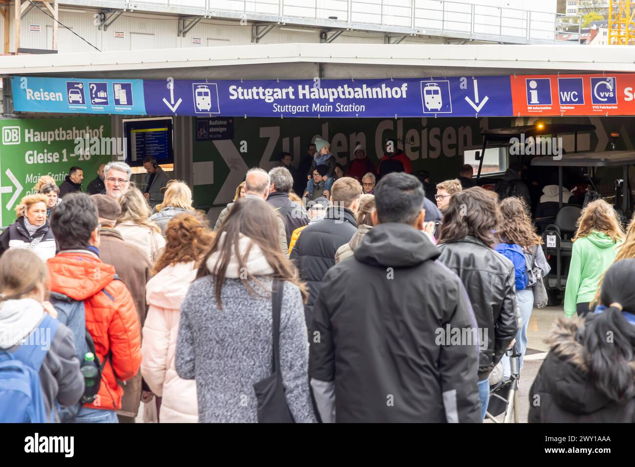 DAS bisherig Bahnhofsgebäude in Stuttgart wird für 250 Millionen Euro saniert. Fünf Jahre lang wird der Bonatzbau eine Baustelle sein. für Reisende bedeutet dies einen langen Umweg zu den Bahnsteigen. // 01.04.2024, Stuttgart, Baden-Württemberg, Deutschland, Europa *** la gare existante de Stuttgart est en rénovation pour 250 millions d'euros le bâtiment Bonatz sera un chantier de construction pour les voyageurs pendant cinq ans, ce qui signifie un long détour vers les quais 01 04 2024, Stuttgart, Baden Württemberg, Allemagne, Europe Banque D'Images