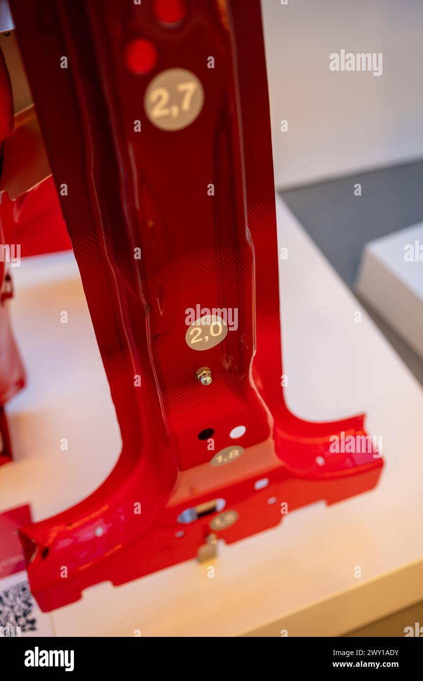 Acier à ultra haute résistance formé à chaud. Musée de la technologie de la ville de mobilité dans le pont de Zaha Hadid (Pavillon du pont), Saragosse, Espagne Banque D'Images