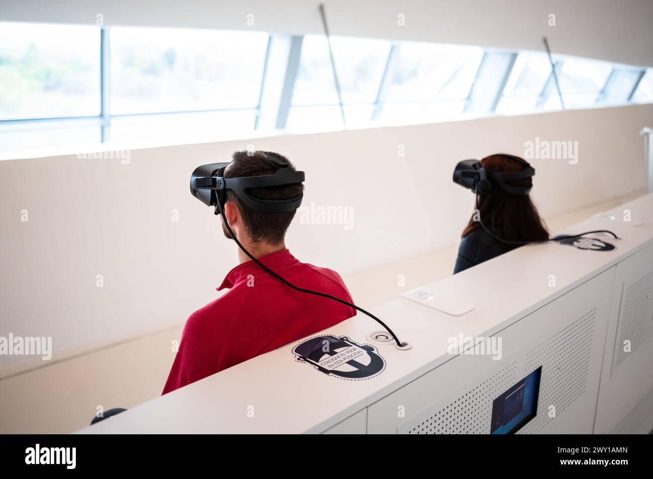 Visiteurs essayant des lunettes de réalité virtuelle au Mobility City Technology Museum du pont de Zaha Hadid (Pavillon du pont), Saragosse, Espagne Banque D'Images