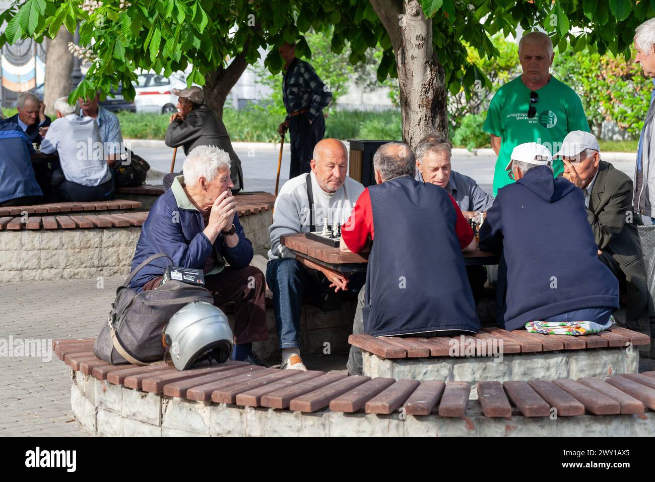 Sébastopol, Crimée - 5 mai 2018 : les hommes âgés jouent aux échecs dans le parc de la ville Banque D'Images