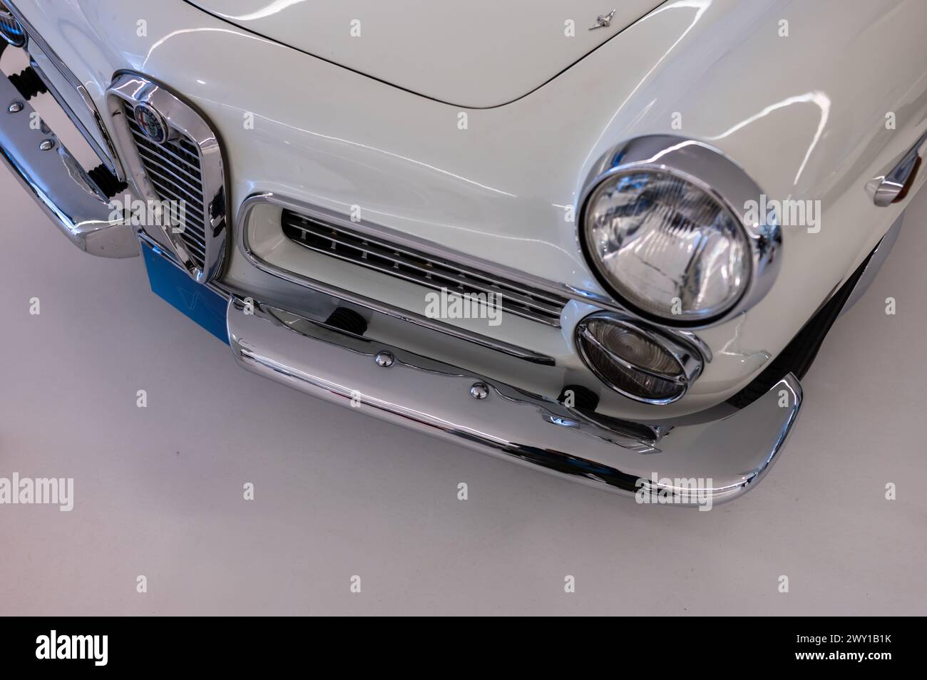 Alfa Romeo 2000 Spider Touring de 1961. Musée de la technologie de la ville de mobilité dans le pont de Zaha Hadid (Pavillon du pont), Saragosse, Espagne Banque D'Images