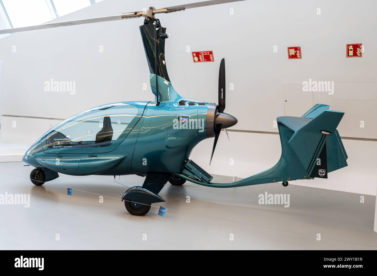 Gyrocoptère ELA Eclipse EVO produit par ELA Aviation. Musée de la technologie de la ville de mobilité dans le pont de Zaha Hadid (Pavillon du pont), Saragosse, Espagne Banque D'Images