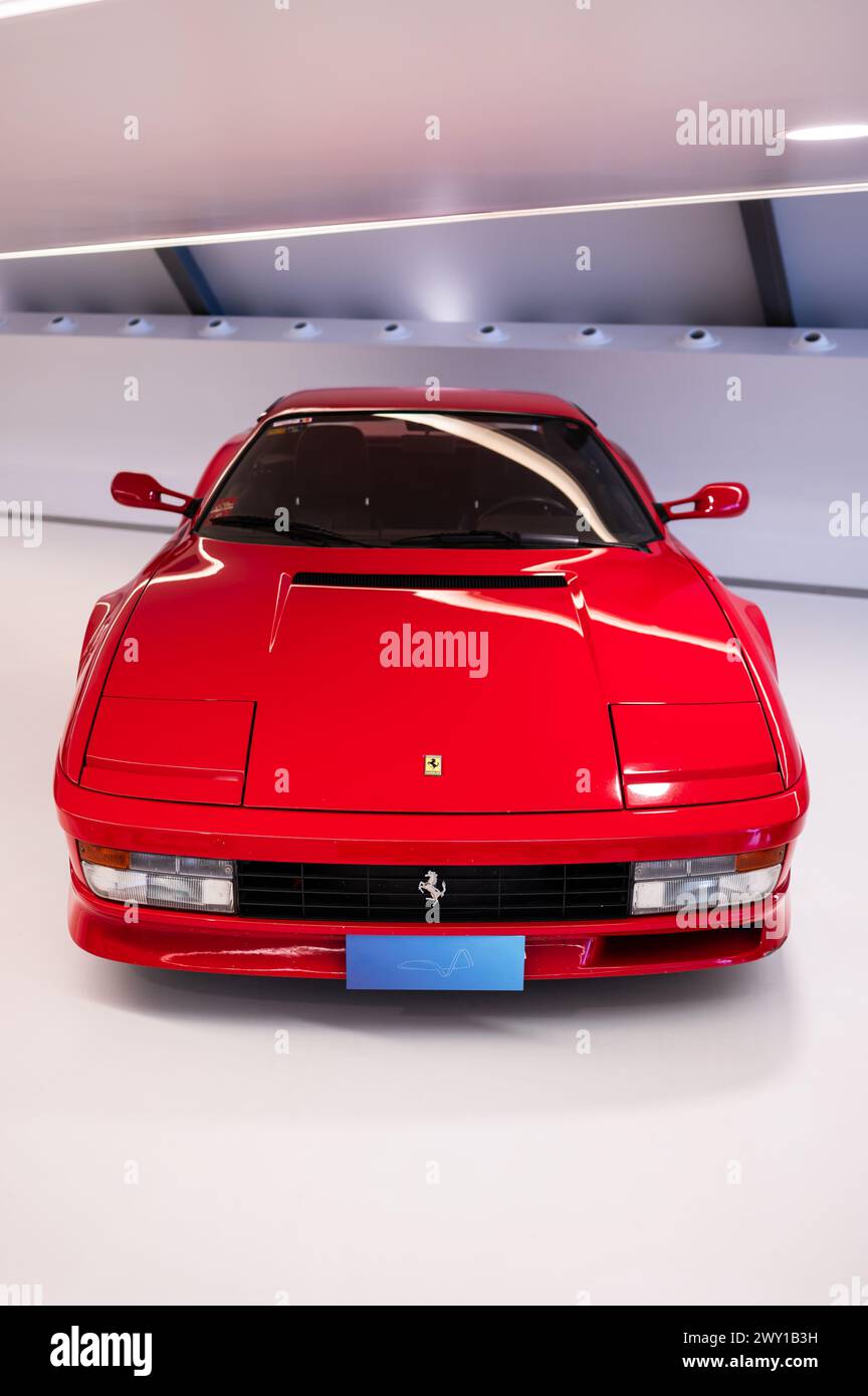 Ferrari Testarossa de 1989. Musée de la technologie de la ville de mobilité dans le pont de Zaha Hadid (Pavillon du pont), Saragosse, Espagne Banque D'Images