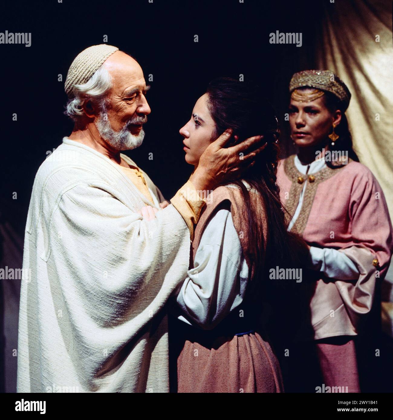 Nathan der Weise, deutscher Fernsehfilm vom Sender Freies Berlin, 1979, Regie : Oswald Döpke, Verfilmung nach dem Bühnenstück von Gotthold Ephraim Lessing, Dreharbeiten waren an historischer Stätte in Israel, Szene : Werner Hinz als Nathan, Katerina Jacob als Recha, Judy Winter als Sittah Banque D'Images