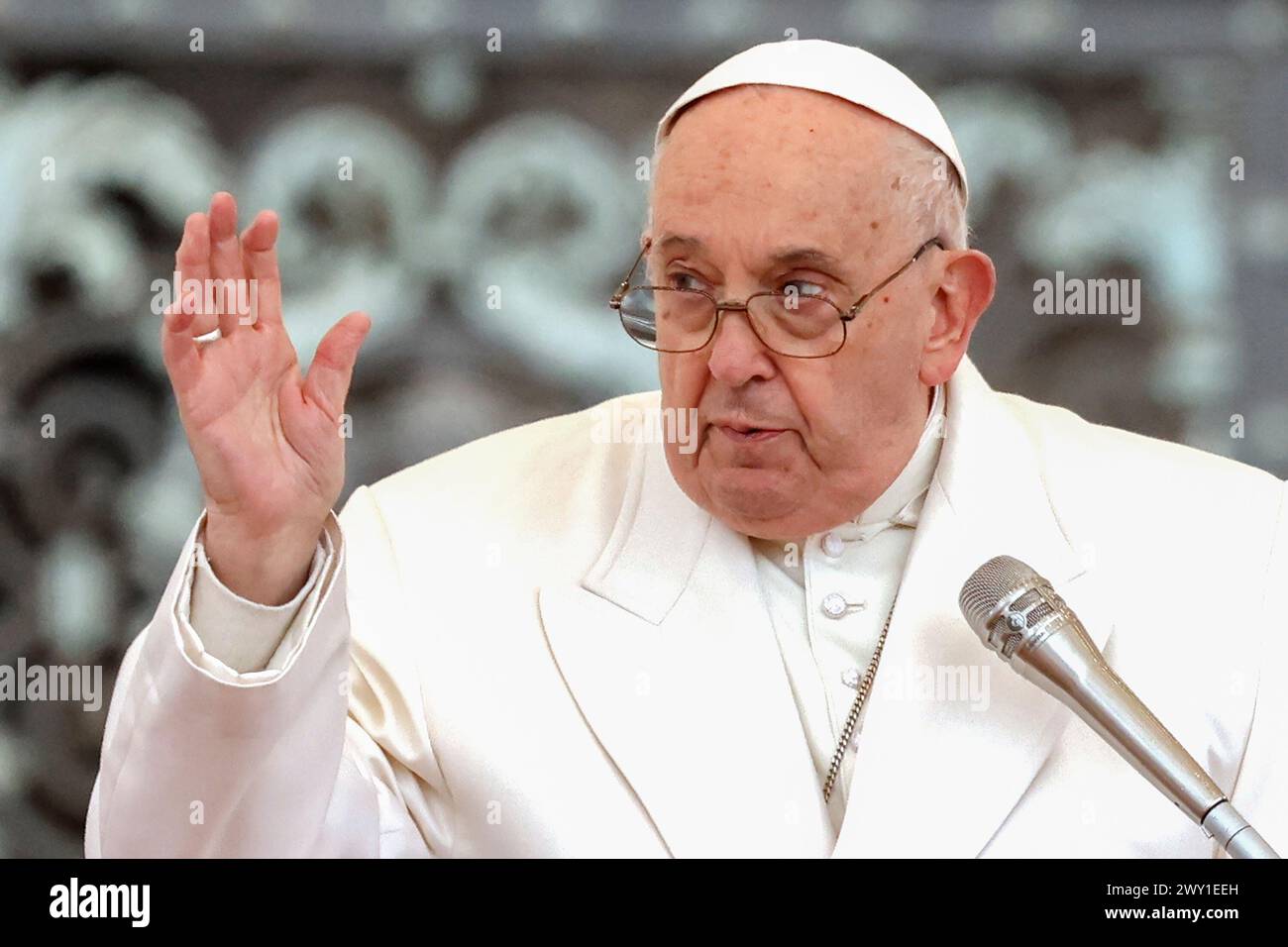 Cité du Vatican, Vatican. 3 avril 2024. Le pape François donne sa bénédiction aux fidèles à la fin de son audience générale hebdomadaire en préparation PeterÕs Square Credit : Riccardo de Luca - Actualiser les images/Alamy Live News Banque D'Images