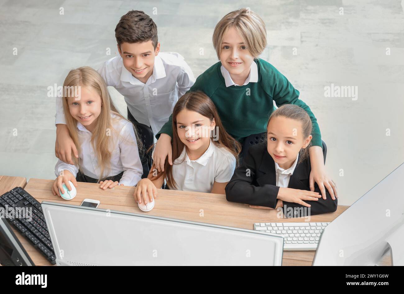 Petits enfants étudiant au laboratoire informatique de l'école Banque D'Images