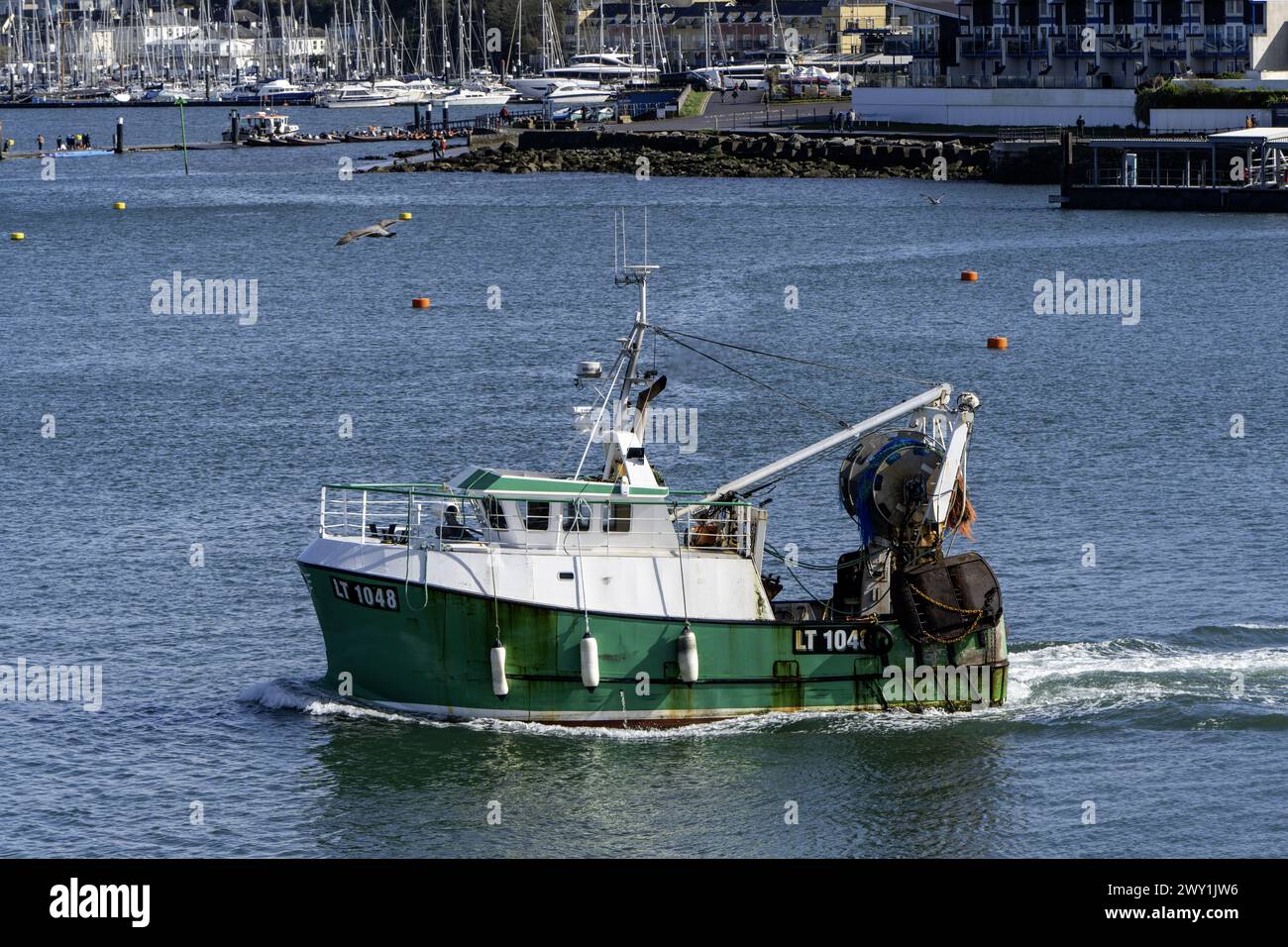LT1048 chalutier de pêche Kindred Spirit 13m approchant Plymouth, Devon, Angleterre, Royaume-Uni Banque D'Images