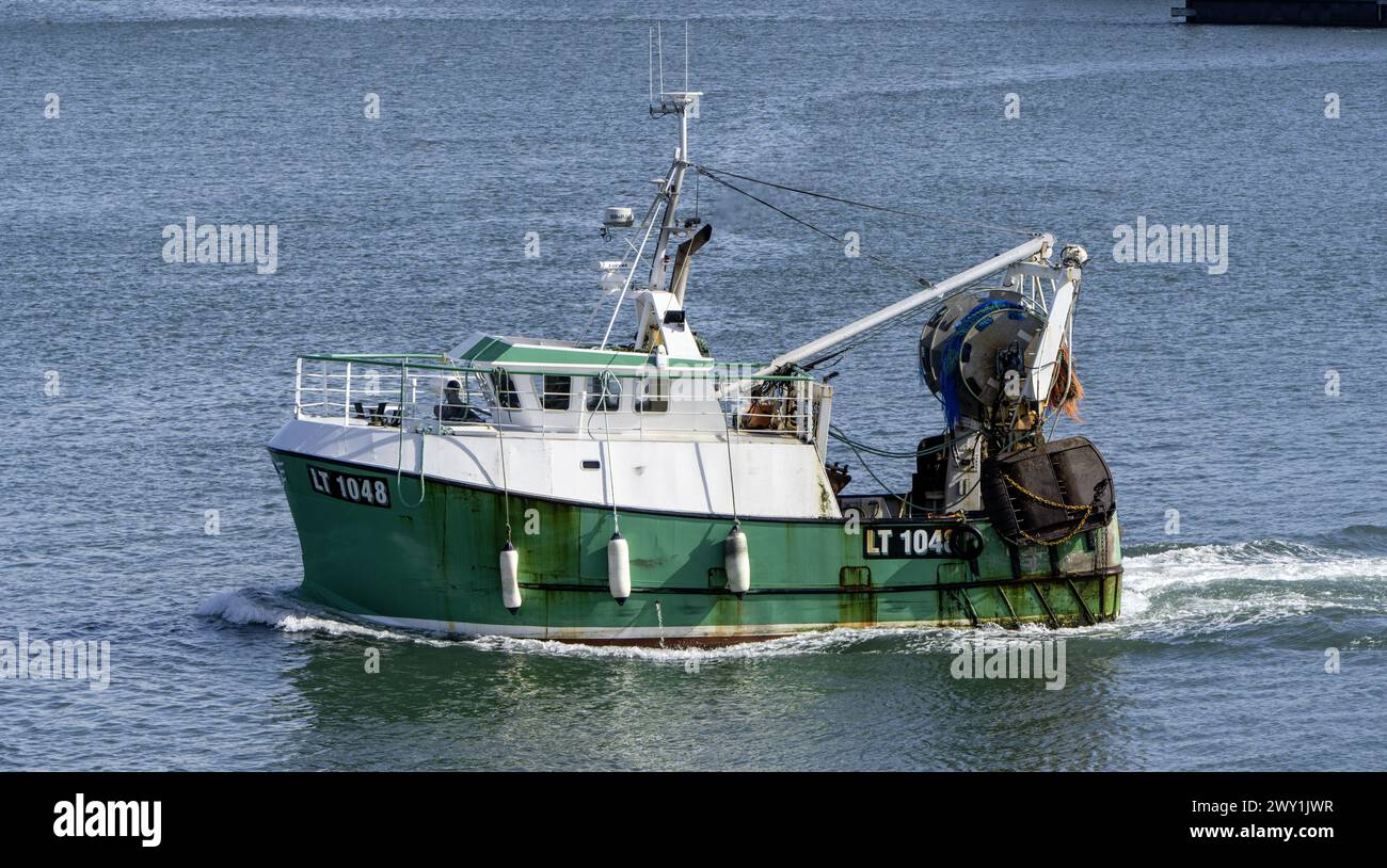 LT1048 chalutier de pêche Kindred Spirit 13m approchant Plymouth, Devon, Angleterre, Royaume-Uni Banque D'Images