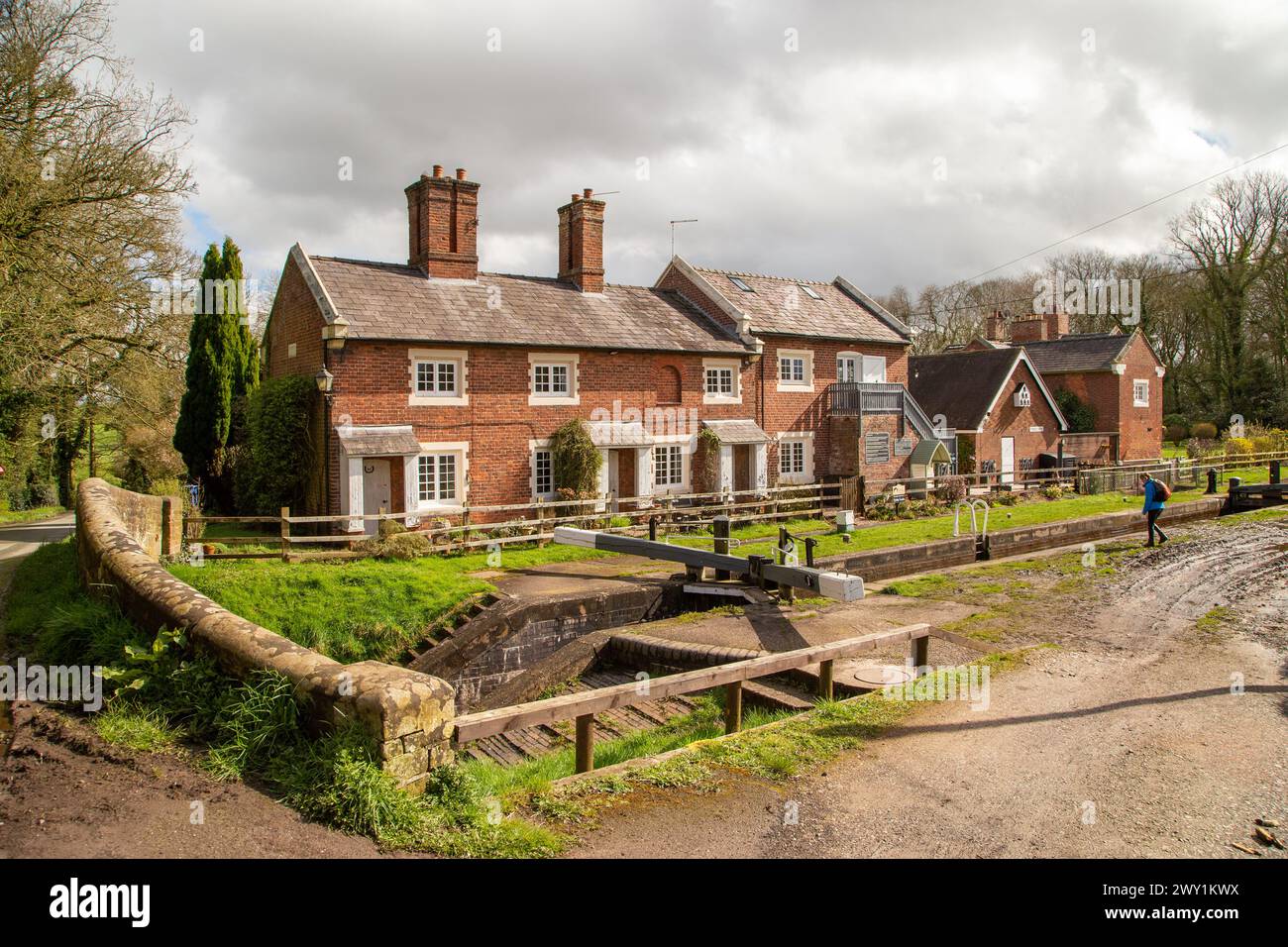 Chalets au bord du canal à Tyrley Locks sur le canal Union de Shropshire près du marché Drayton Staffordshire Angleterre Banque D'Images