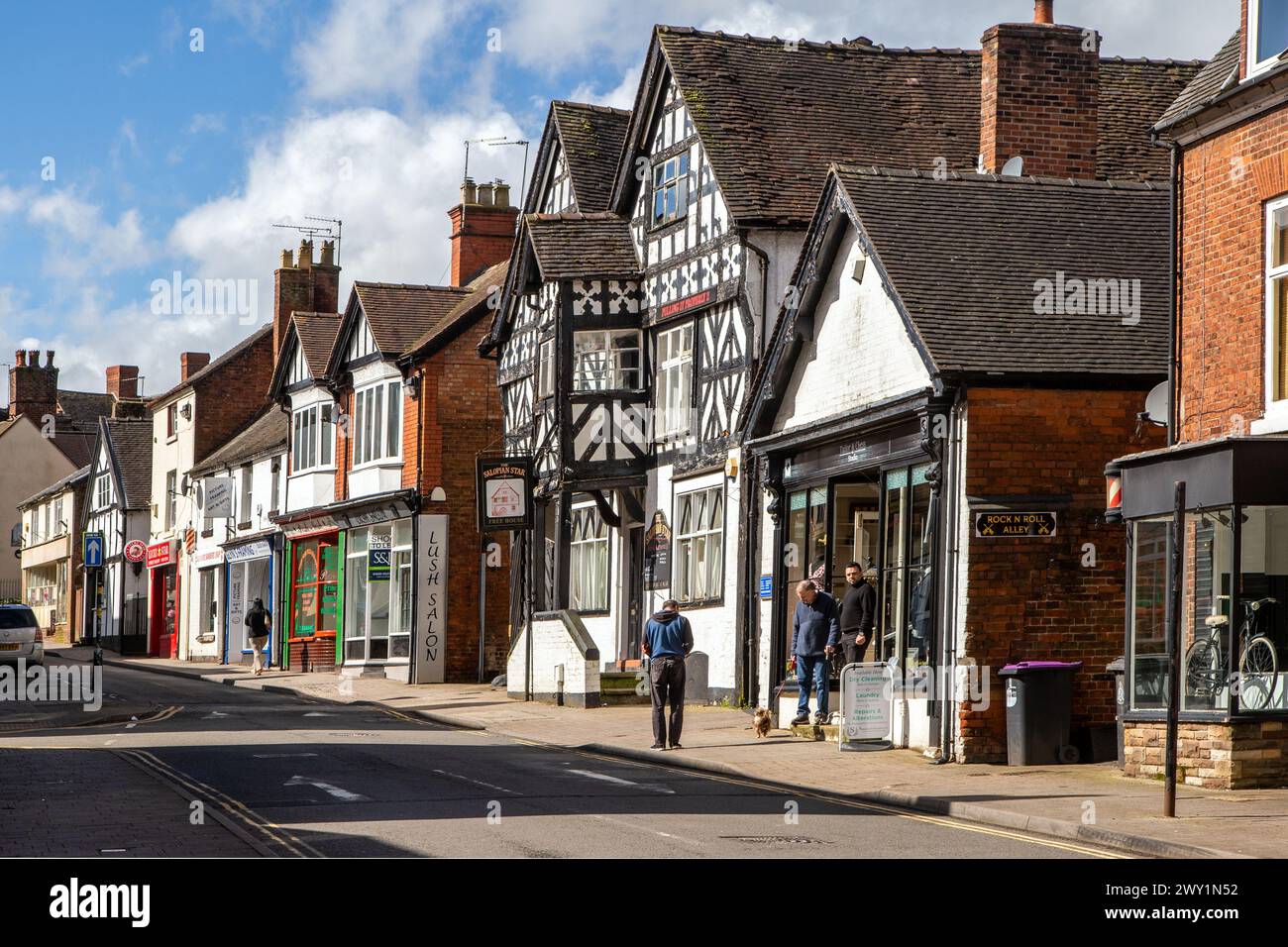 Bâtiments à colombages noirs et blancs dans la ville marchande de Market Drayton dans le Shropshire Banque D'Images