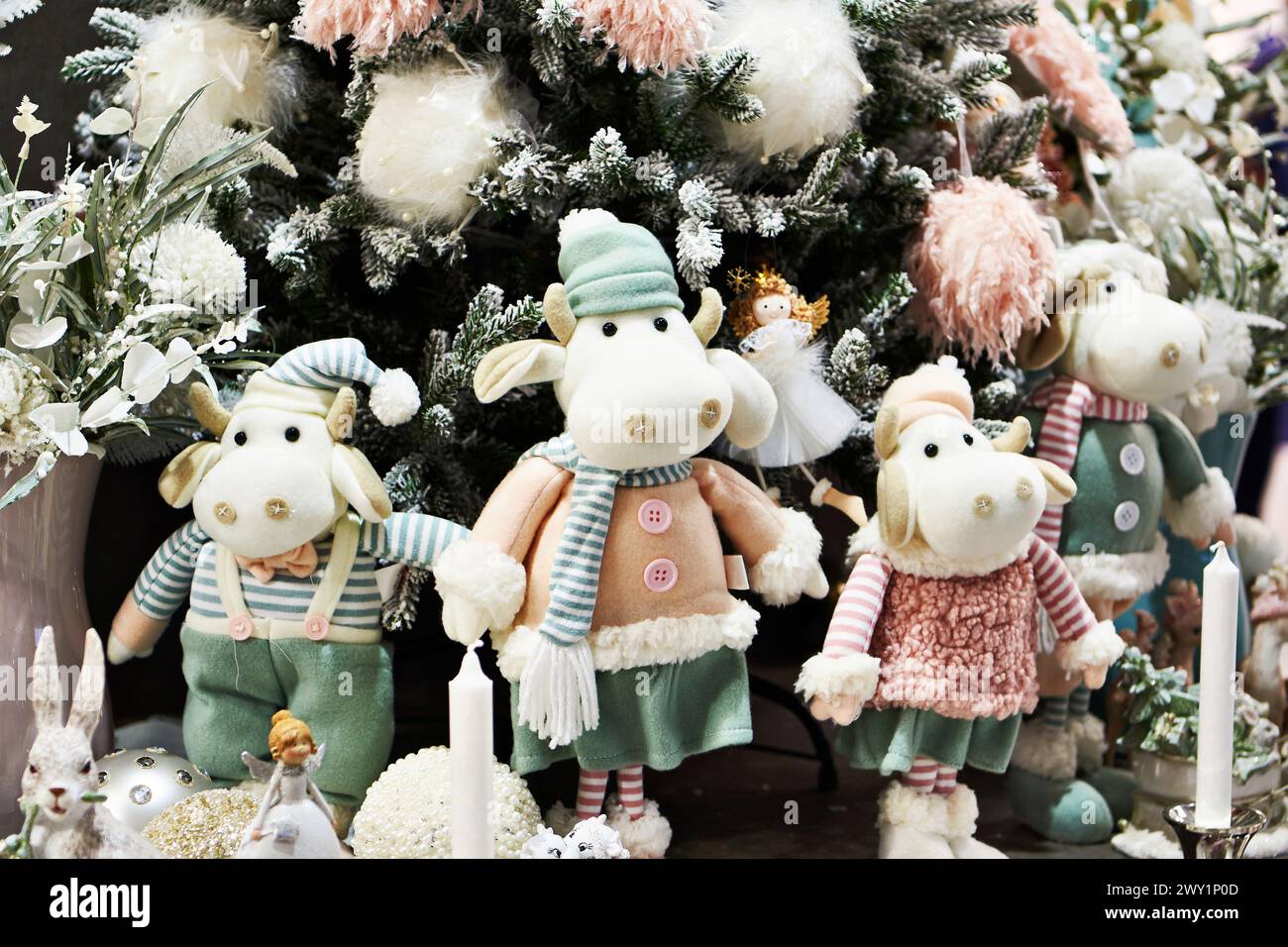 Cerfs de jouets mous décoratifs sur le sapin de Noël. Nouvel an et fond de Noël. Banque D'Images
