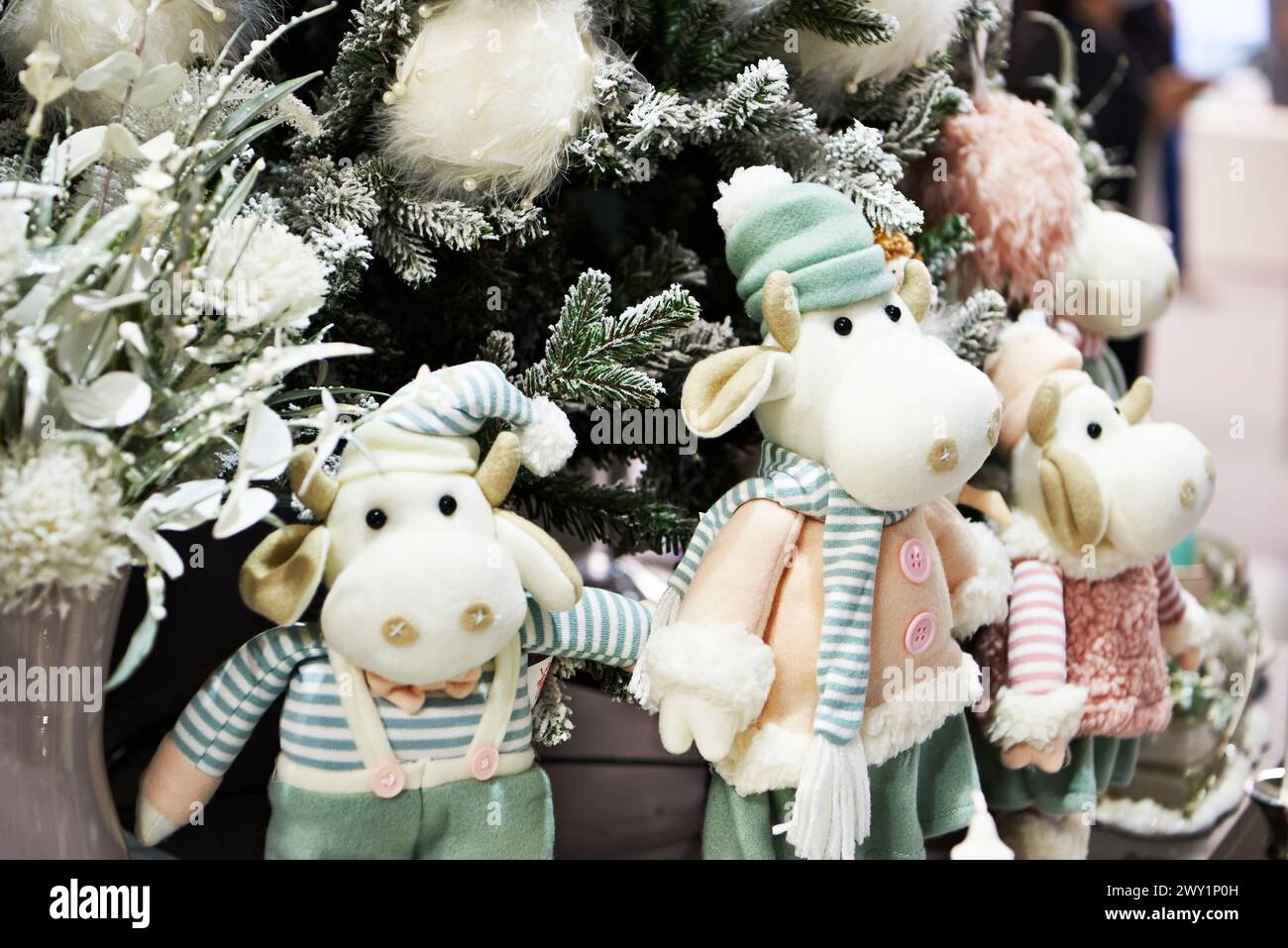 Cerfs de jouets mous décoratifs sur le sapin de Noël. Nouvel an et fond de Noël. Banque D'Images