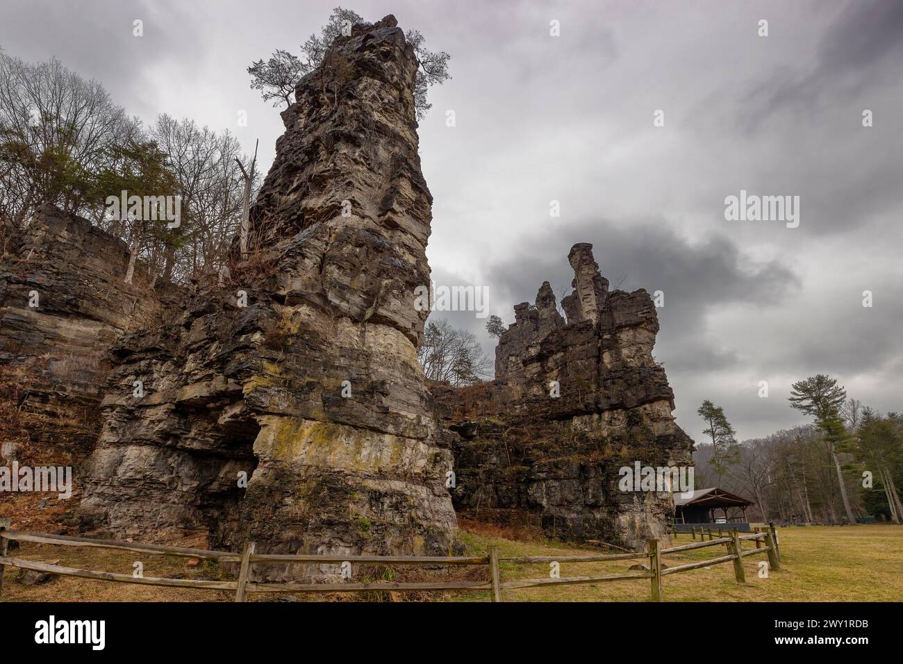 Natural Chimneys Park où des formations rocheuses, ressemblant à des cheminées, ont été creusées par une ancienne mer intérieure située dans la vallée de Shenandoah en Virginie, aux États-Unis Banque D'Images