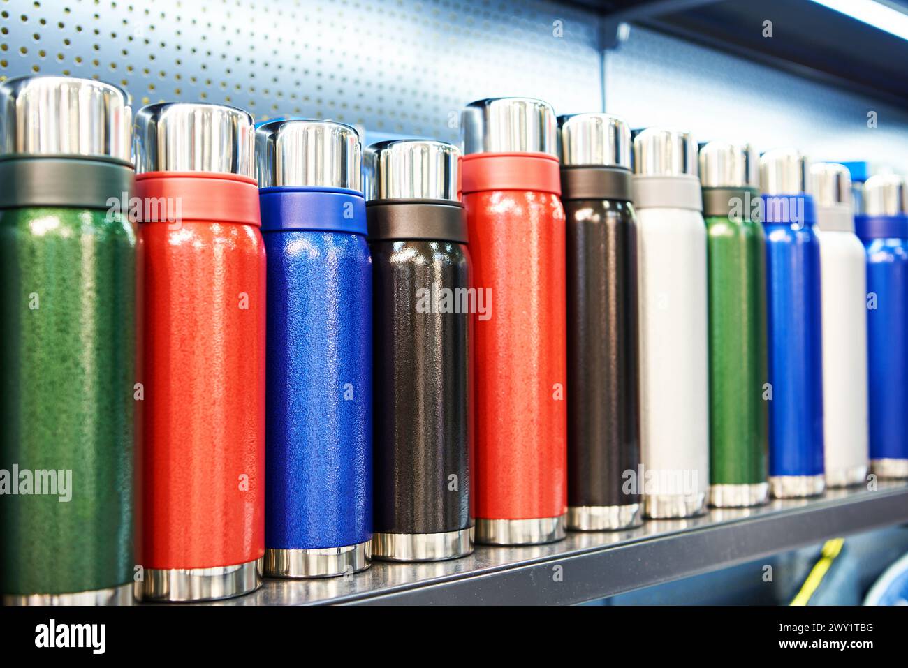 Thermos couleur dans la vitrine Banque D'Images