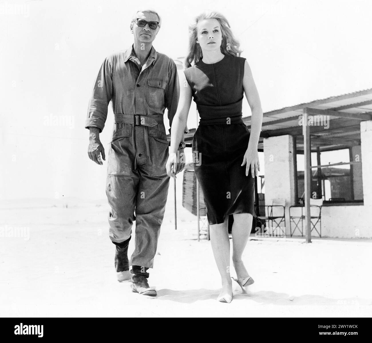 Peter van Eyck, Carroll Baker, sur le plateau du film, 'Station six Sahara', British Lion films, 1963 Banque D'Images