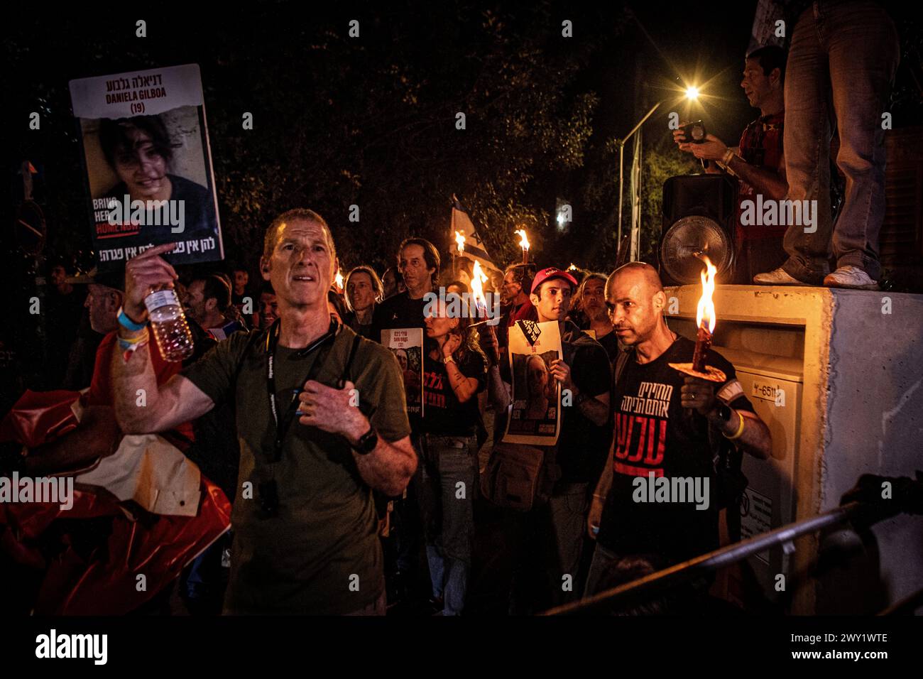 Un manifestant tient une pancarte avec la photo de Daniel Gilboa, 19 ans, qui est retenu en otage à Gaza, pendant une manifestation. La police israélienne a affronté des manifestants antigouvernementaux devant la maison du premier ministre Benjamin Netanyahu à Jérusalem, troisième jour de manifestations appelant à des élections anticipées et à son éviction. Des milliers de manifestants ont manifesté dans les rues de Jérusalem depuis dimanche, lorsqu'une manifestation antigouvernementale planifiée de quatre jours a commencé devant le Parlement israélien, la Knesset. De nombreux manifestants ont campé dans des tentes devant la Knesset, où les manifestations ont gonflé chacun Banque D'Images Un manifestant tient une pancarte avec la photo de Daniel Gilboa, 19 ans, qui est retenu en otage à Gaza, pendant une manifestation. La police israélienne a affronté des manifestants antigouvernementaux devant la maison du premier ministre Benjamin Netanyahu à Jérusalem, troisième jour de manifestations appelant à des élections anticipées et à son éviction. Des milliers de manifestants ont manifesté dans les rues de Jérusalem depuis dimanche, lorsqu'une manifestation antigouvernementale planifiée de quatre jours a commencé devant le Parlement israélien, la Knesset. De nombreux manifestants ont campé dans des tentes devant la Knesset, où les manifestations ont gonflé chacun Banque D'Images