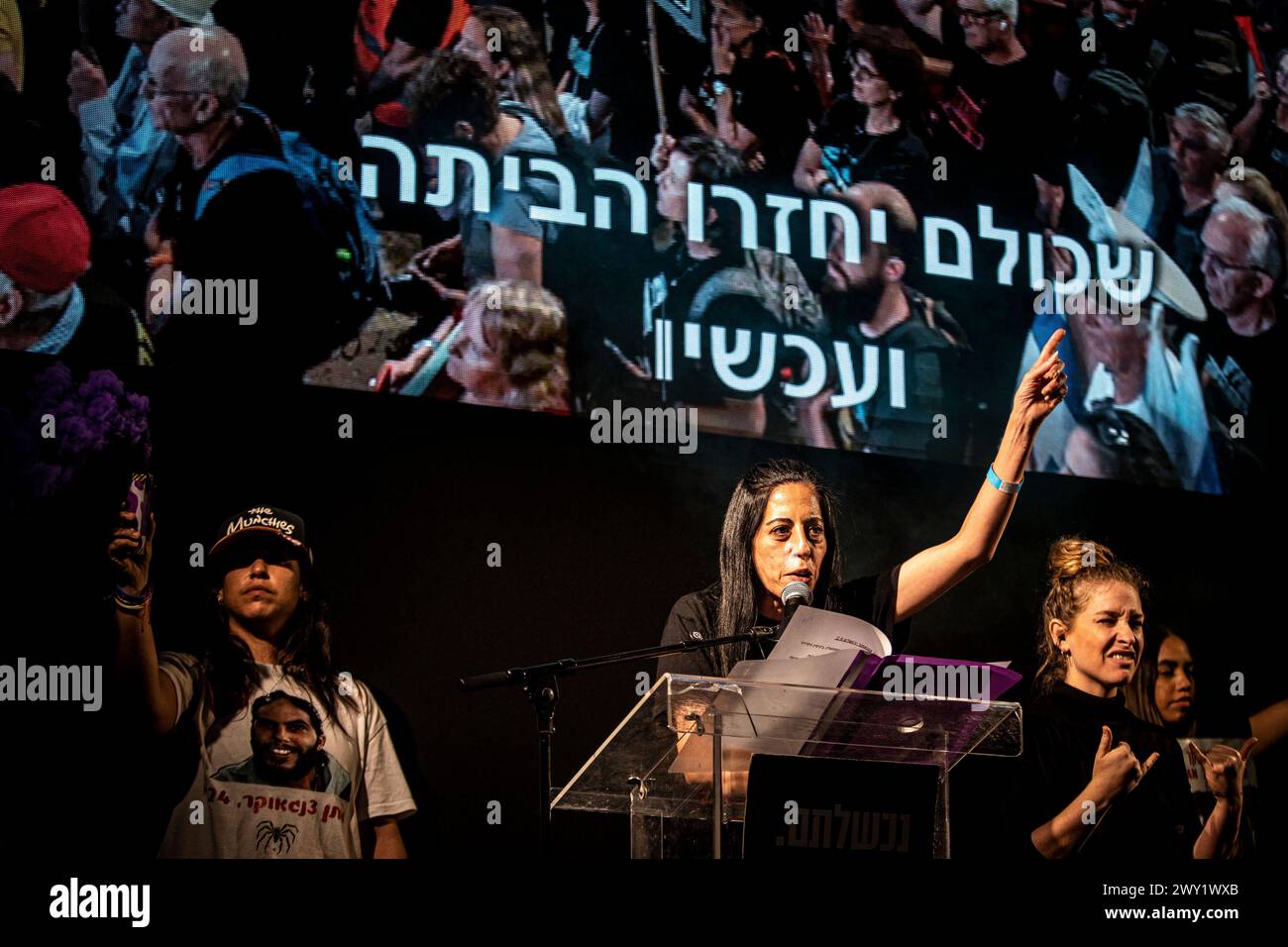 Einav Zangauker, dont le fils Matan est retenu en otage à Gaza, fait des gestes pendant qu'elle parle, lors d'une manifestation. La police israélienne a affronté des manifestants antigouvernementaux devant la maison du premier ministre Benjamin Netanyahu à Jérusalem, troisième jour de manifestations appelant à des élections anticipées et à son éviction. Des milliers de manifestants ont manifesté dans les rues de Jérusalem depuis dimanche, lorsqu'une manifestation antigouvernementale planifiée de quatre jours a commencé devant le Parlement israélien, la Knesset. De nombreux manifestants ont campé dans des tentes devant la Knesset, où les manifestations se sont multipliées chaque soir Banque D'Images Einav Zangauker, dont le fils Matan est retenu en otage à Gaza, fait des gestes pendant qu'elle parle, lors d'une manifestation. La police israélienne a affronté des manifestants antigouvernementaux devant la maison du premier ministre Benjamin Netanyahu à Jérusalem, troisième jour de manifestations appelant à des élections anticipées et à son éviction. Des milliers de manifestants ont manifesté dans les rues de Jérusalem depuis dimanche, lorsqu'une manifestation antigouvernementale planifiée de quatre jours a commencé devant le Parlement israélien, la Knesset. De nombreux manifestants ont campé dans des tentes devant la Knesset, où les manifestations se sont multipliées chaque soir Banque D'Images