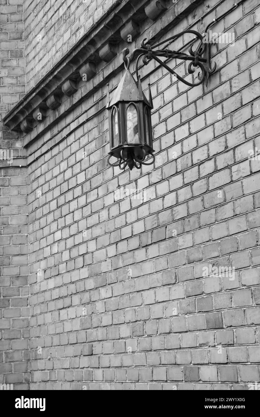 Lanterne en métal décorée.14.04.2024 Bialystok Pologne. Ancienne lanterne décorée sur un mur de briques. Banque D'Images