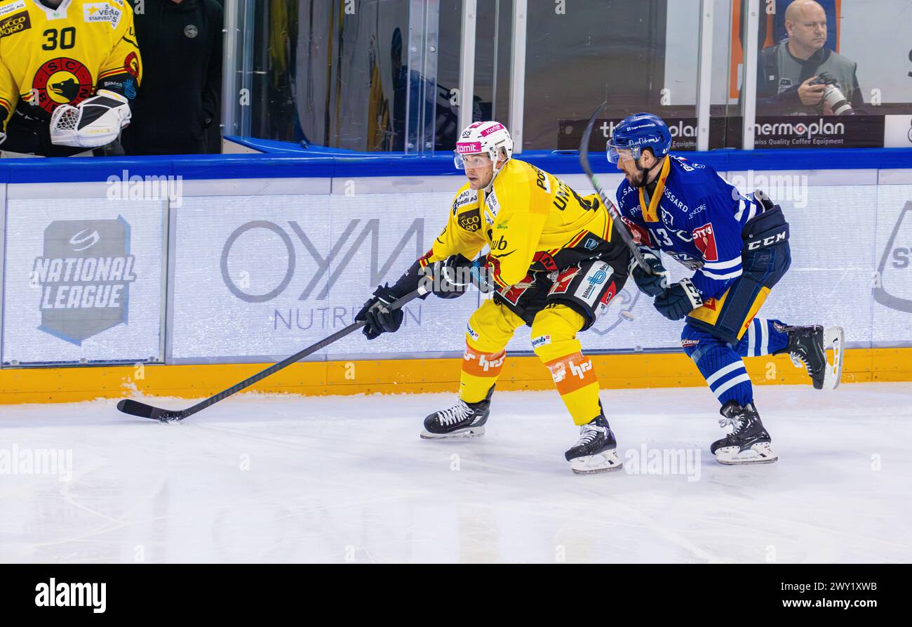 #43 Jan Kovar (EV Zug) met sous pression le défenseur #65 Ramon Untersander (SC Berne) et l'implique dans un duel. (Zoug, Suisse, 2 Banque D'Images