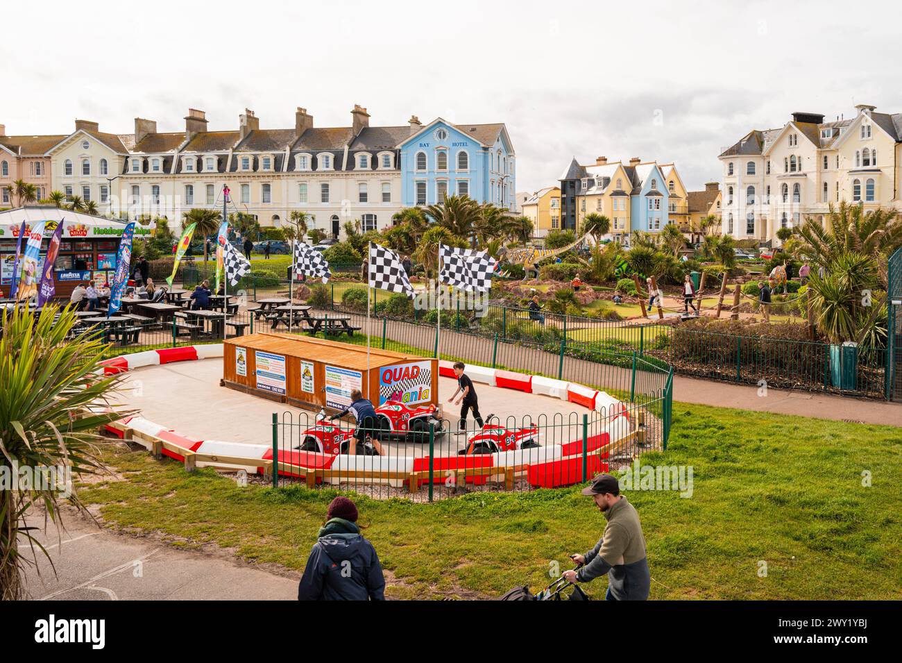 Aire de jeux pour enfants sur le front de mer de Teignmouth, avec karting et golf fou avec animaux préhistoriques. Banque D'Images