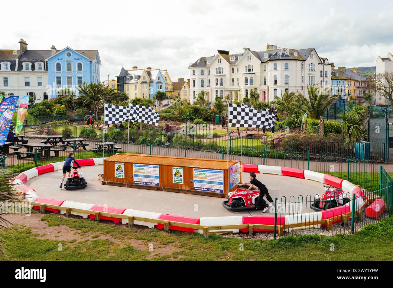 Aire de jeux pour enfants sur le front de mer de Teignmouth, avec karting et golf fou avec animaux préhistoriques. Banque D'Images