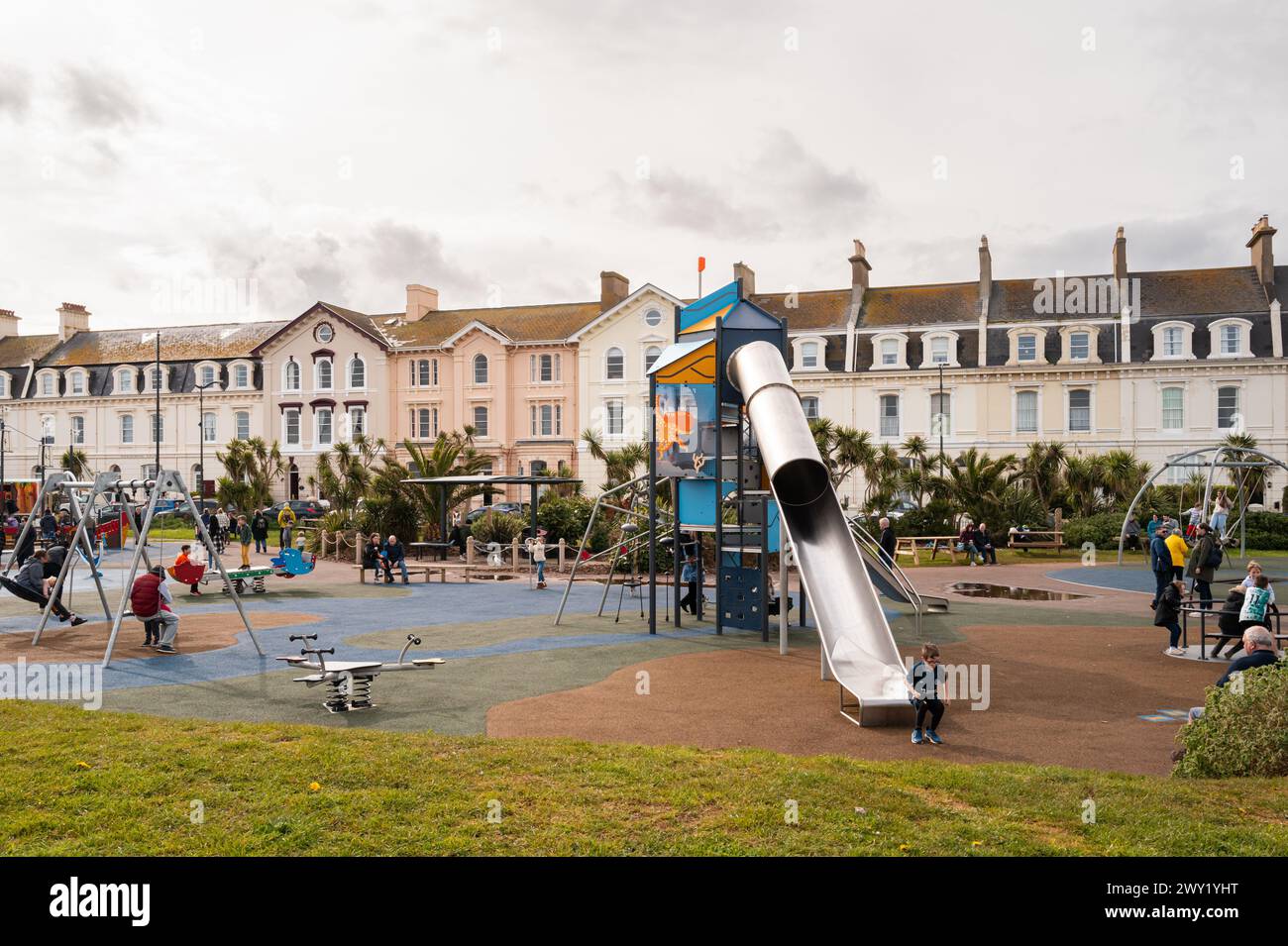 Aire de jeux pour enfants avec toboggans, balançoires et cadres d'escalade à Teignmouth, Devon, Royaume-Uni. Banque D'Images