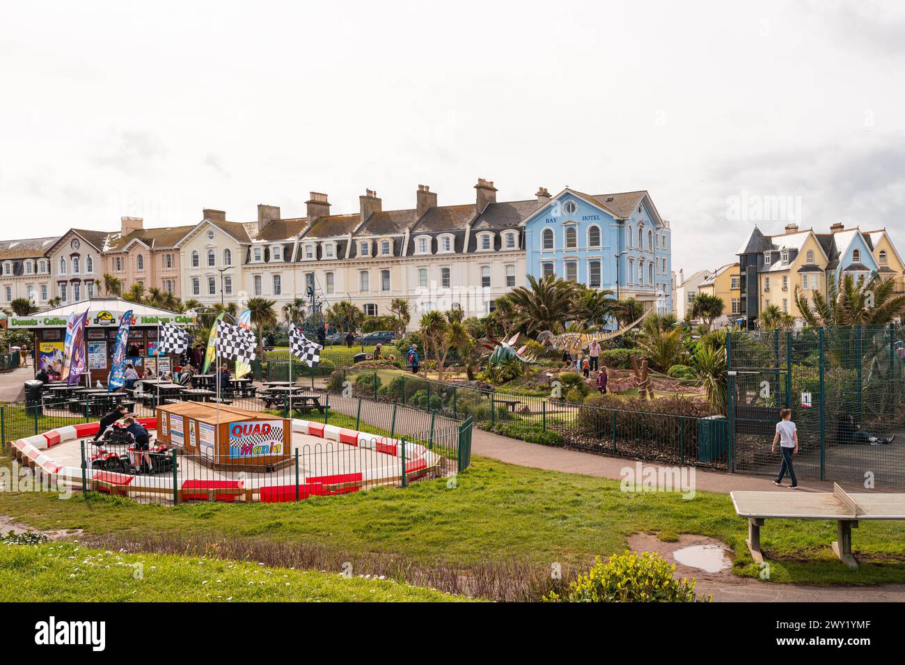 Aire de jeux pour enfants sur le front de mer de Teignmouth, avec karting et golf fou avec animaux préhistoriques. Banque D'Images