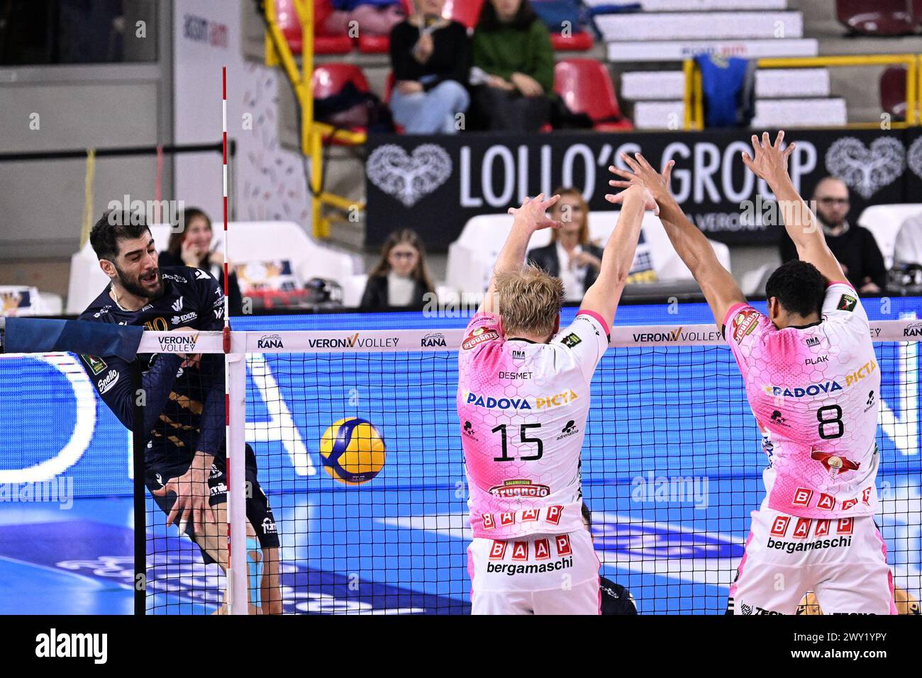 Vérone, Italie. 03rd Apr, 2024. Jeu d'actions et images des joueurs entre Rana Verona et Pallavolo Padova dans le Volleyball - Superleague Serie A - Playoff 5Â° Posto 2023/2024 au Pala AGSM di Verona, Italie le 3 avril 2024. Pendant les éliminatoires 5Â° Posto - Rana Verona vs Pallavolo Padova, match de Volleyball Italien Serie A Men Superligague à Vérone, Italie, 03 avril 2024 crédit : Agence photo indépendante/Alamy Live News Banque D'Images