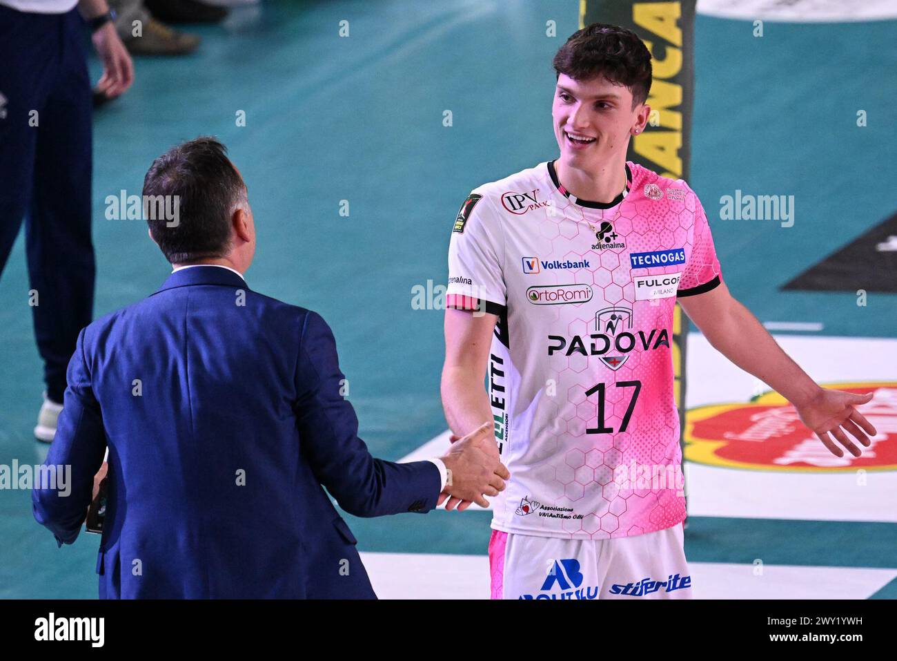 Vérone, Italie. 03rd Apr, 2024. Jeu d'actions et images des joueurs entre Rana Verona et Pallavolo Padova dans le Volleyball - Superleague Serie A - Playoff 5Â° Posto 2023/2024 au Pala AGSM di Verona, Italie le 3 avril 2024. Pendant les éliminatoires 5Â° Posto - Rana Verona vs Pallavolo Padova, match de Volleyball Italien Serie A Men Superligague à Vérone, Italie, 03 avril 2024 crédit : Agence photo indépendante/Alamy Live News Banque D'Images