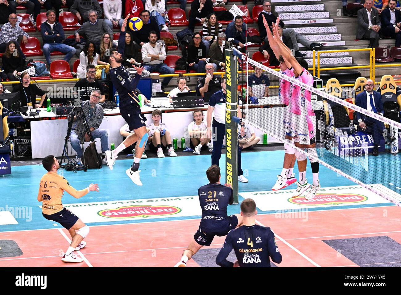 Vérone, Italie. 03rd Apr, 2024. Jeu d'actions et images des joueurs entre Rana Verona et Pallavolo Padova dans le Volleyball - Superleague Serie A - Playoff 5Â° Posto 2023/2024 au Pala AGSM di Verona, Italie le 3 avril 2024. Pendant les éliminatoires 5Â° Posto - Rana Verona vs Pallavolo Padova, match de Volleyball Italien Serie A Men Superligague à Vérone, Italie, 03 avril 2024 crédit : Agence photo indépendante/Alamy Live News Banque D'Images