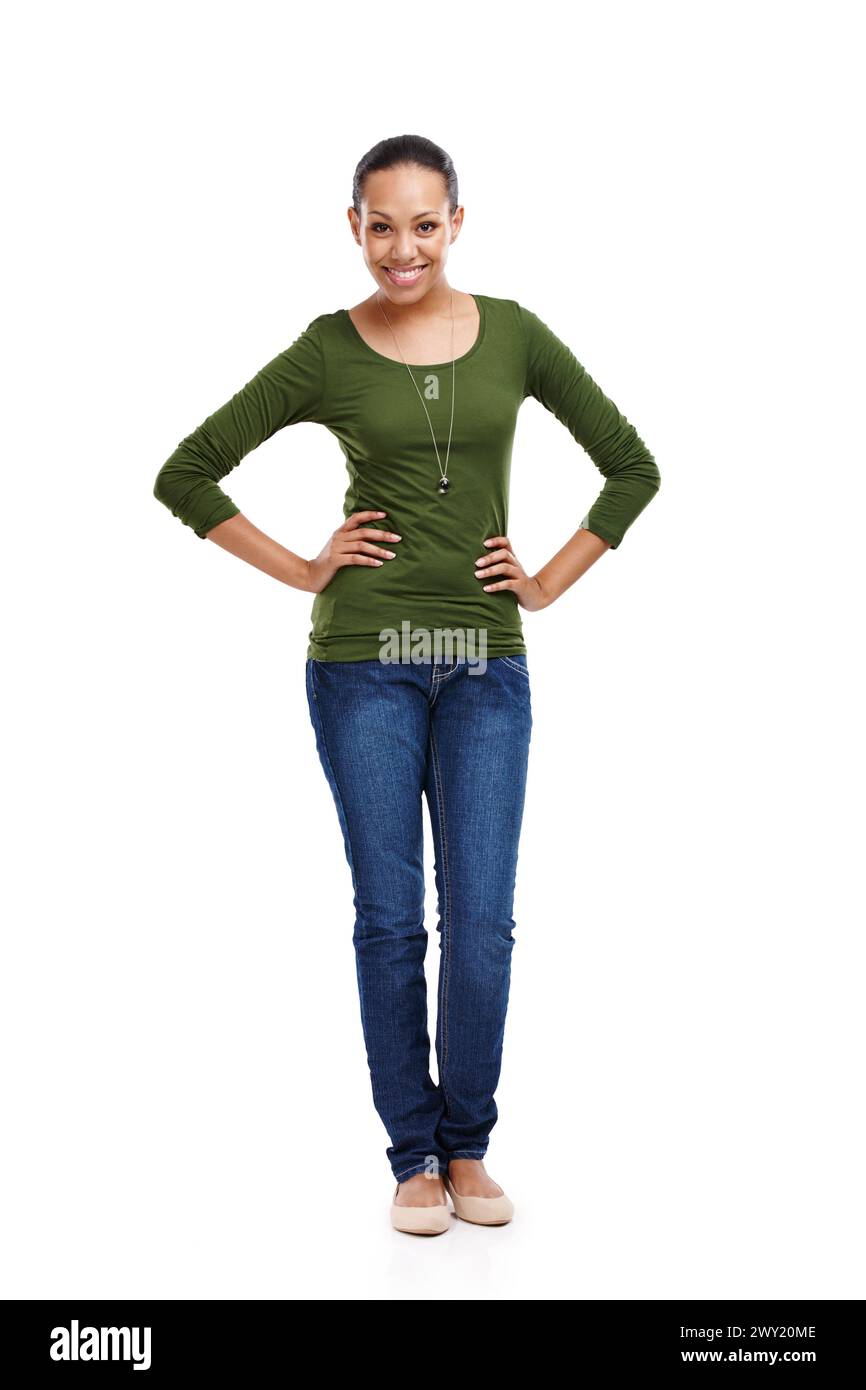 Femme, heureux et mains sur les hanches dans isolé, portrait et fond blanc ou studio. Personne féminine, sourire et confiant en toile de fond pour la mode, le style Banque D'Images