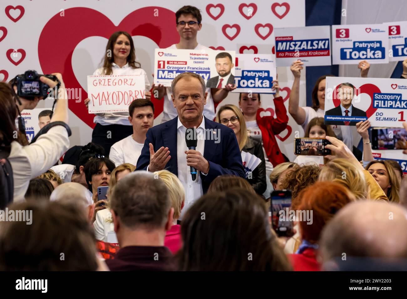 Cracovie, Pologne. 03rd Apr, 2024. Le premier ministre de Pologne, Donald Tusk, prend la parole lors de la convention du gouvernement local du parti politique de la Coalition civique pour stimuler une campagne électorale régionale au stade Huta. Les élections locales en Pologne auront lieu le 7 avril 2024. Crédit : SOPA images Limited/Alamy Live News Banque D'Images