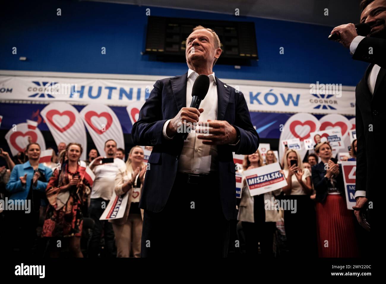 Cracovie, Pologne. 03rd Apr, 2024. Le premier ministre de Pologne, Donald Tusk, prend la parole lors de la convention du gouvernement local du parti politique de la Coalition civique pour stimuler une campagne électorale régionale au stade Huta. Les élections locales en Pologne auront lieu le 7 avril 2024. Crédit : SOPA images Limited/Alamy Live News Banque D'Images