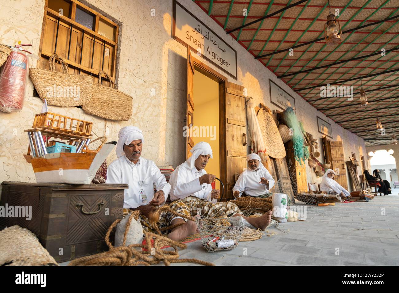 Un homme qui fabrique des produits traditionnels à partir de matières premières locales, Darb Al Saai célèbre la fête nationale du Qatar. Banque D'Images