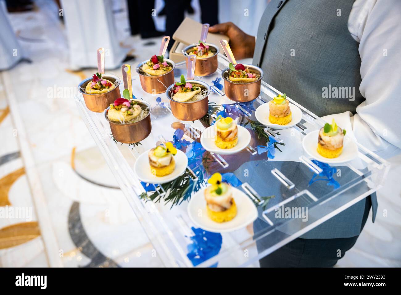 Le garçon se soucie d'une assiette avec des hors-d'œuvre savoureux Banque D'Images