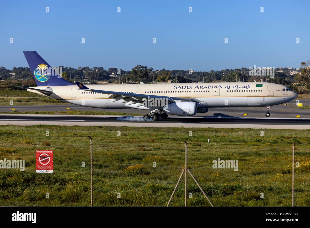 Airbus A330-343 de Saudi Arabian Airlines (REG : HZ-AQB) arrivant le matin pour la maintenance à LTM. Banque D'Images Airbus A330-343 de Saudi Arabian Airlines (REG : HZ-AQB) arrivant le matin pour la maintenance à LTM. Banque D'Images