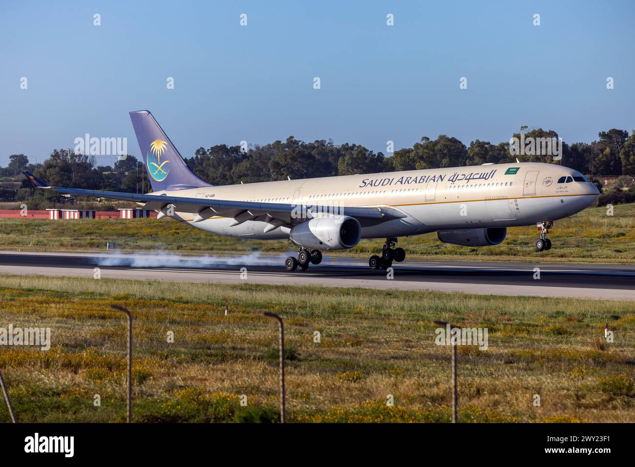 Airbus A330-343 de Saudi Arabian Airlines (REG : HZ-AQB) arrivant le matin pour la maintenance à LTM. Banque D'Images Airbus A330-343 de Saudi Arabian Airlines (REG : HZ-AQB) arrivant le matin pour la maintenance à LTM. Banque D'Images