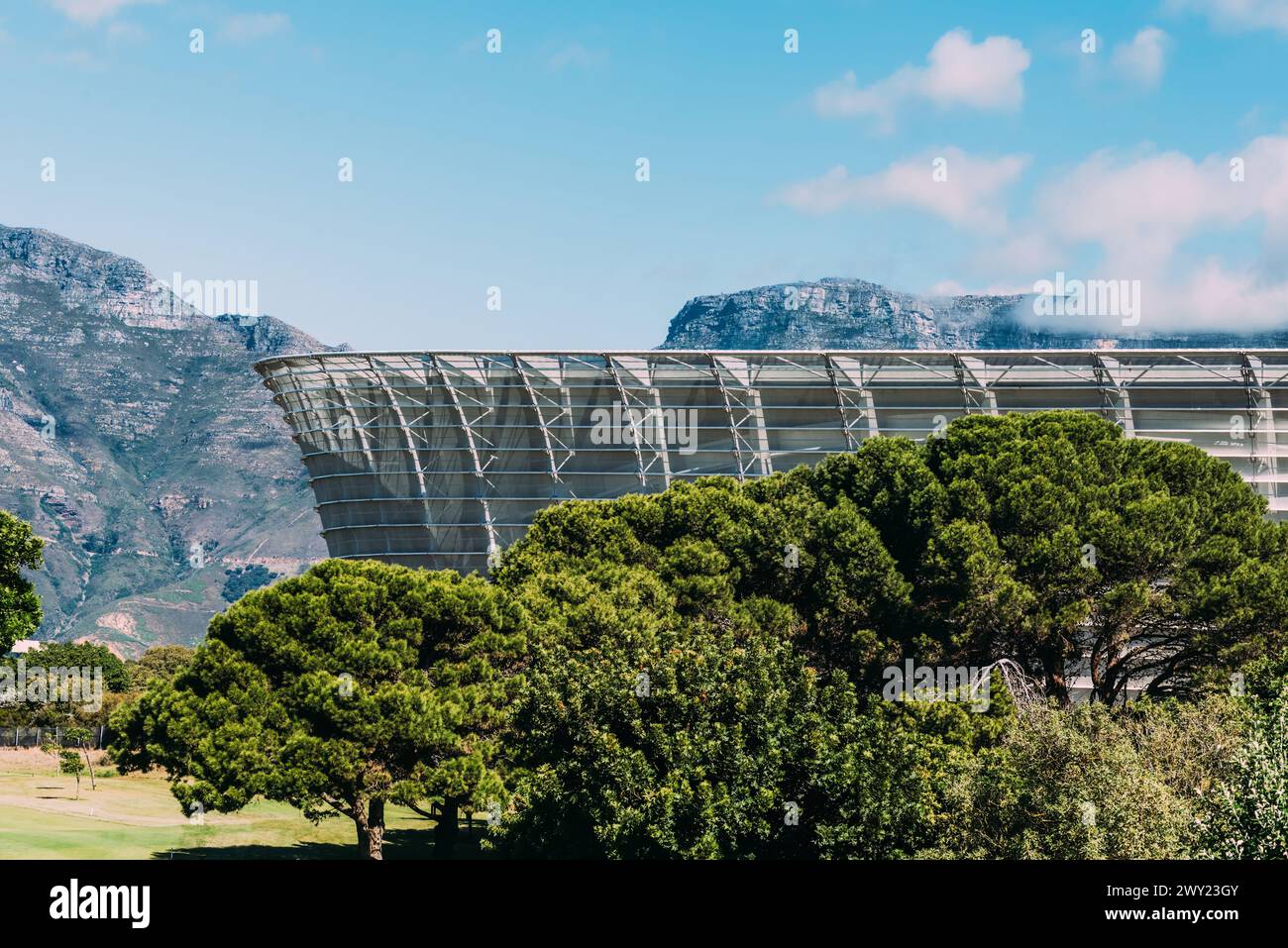 Cape Town, Afrique du Sud - 2 avril 2024 : vue du stade du Cap en été depuis Green point avec table Mountain en été Cape Town, Afrique du Sud. Banque D'Images
