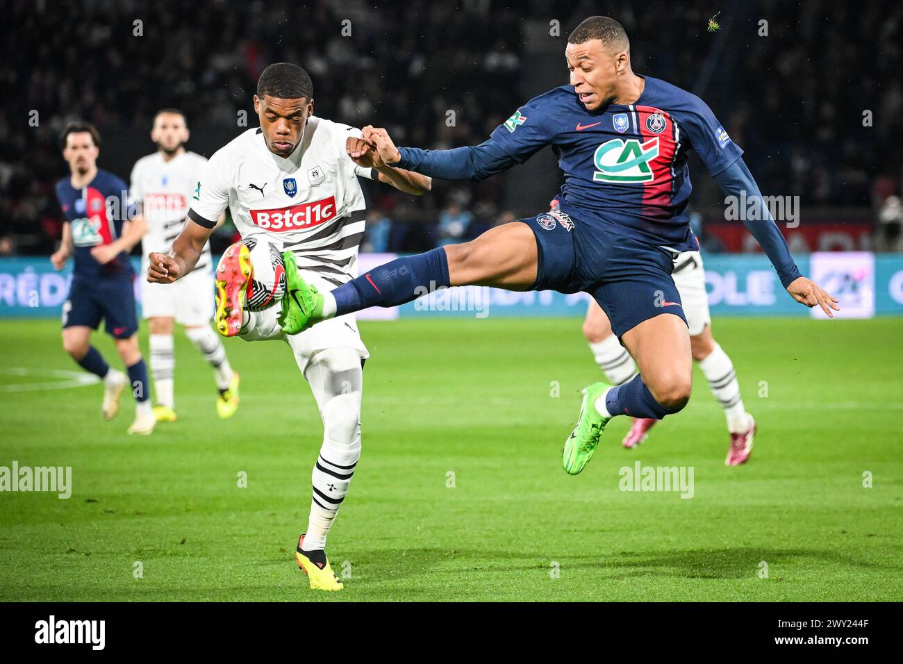 Paris, France. 03rd Apr, 2024. Réchauffé OMARI de Rennes et Kylian MBAPPE du PSG lors de la Coupe de France, demi-finale de football entre le Paris Saint-Germain et le stade Rennais le 3 avril 2024 au stade Parc des Princes à Paris, France - photo Matthieu Mirville/DPPI crédit : DPPI Media/Alamy Live News Banque D'Images