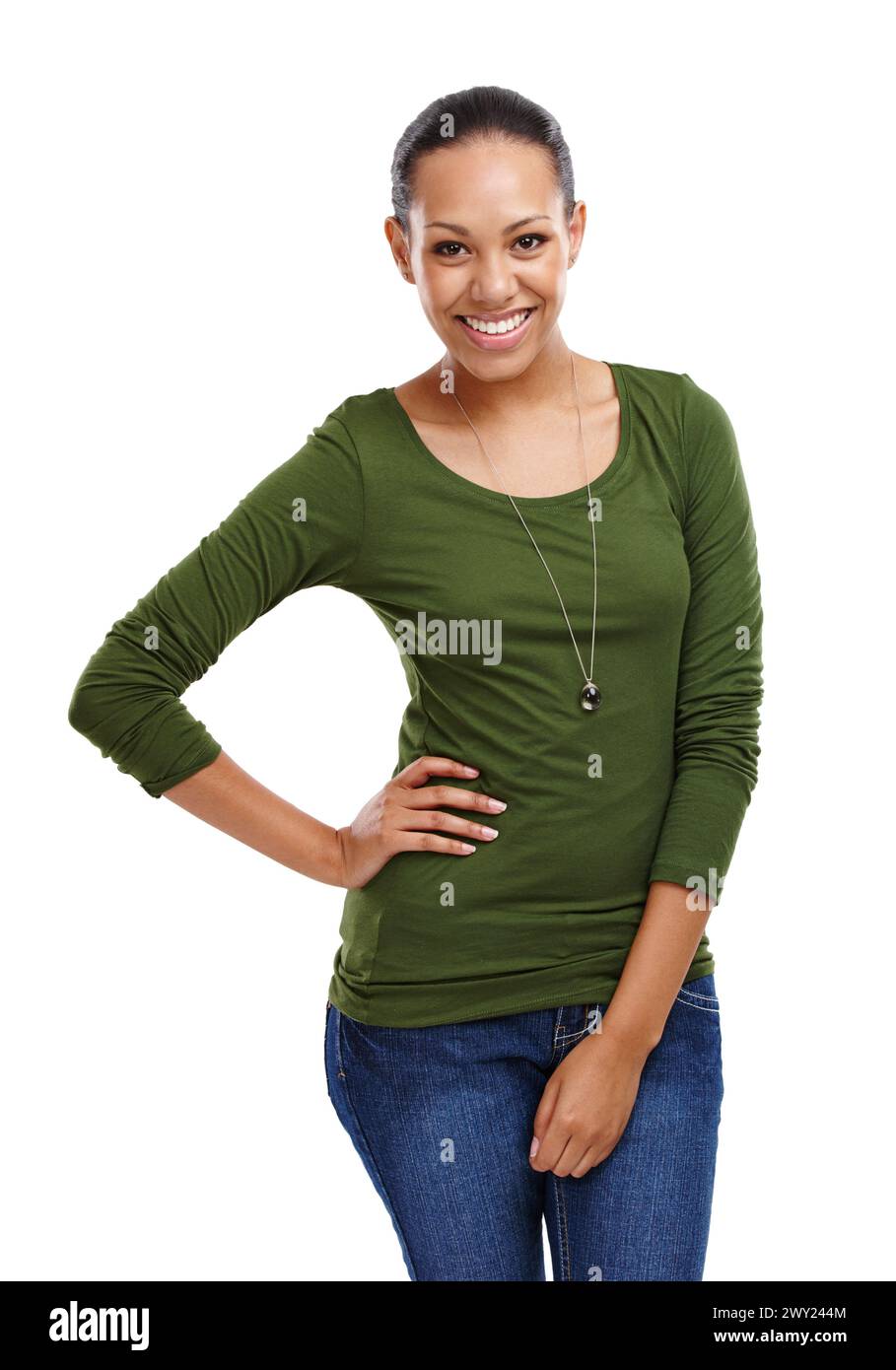 Femme, sourire et main sur les hanches dans isolé, portrait et fond blanc ou studio. Personne féminine, heureuse et confiante en toile de fond pour la mode, le style Banque D'Images