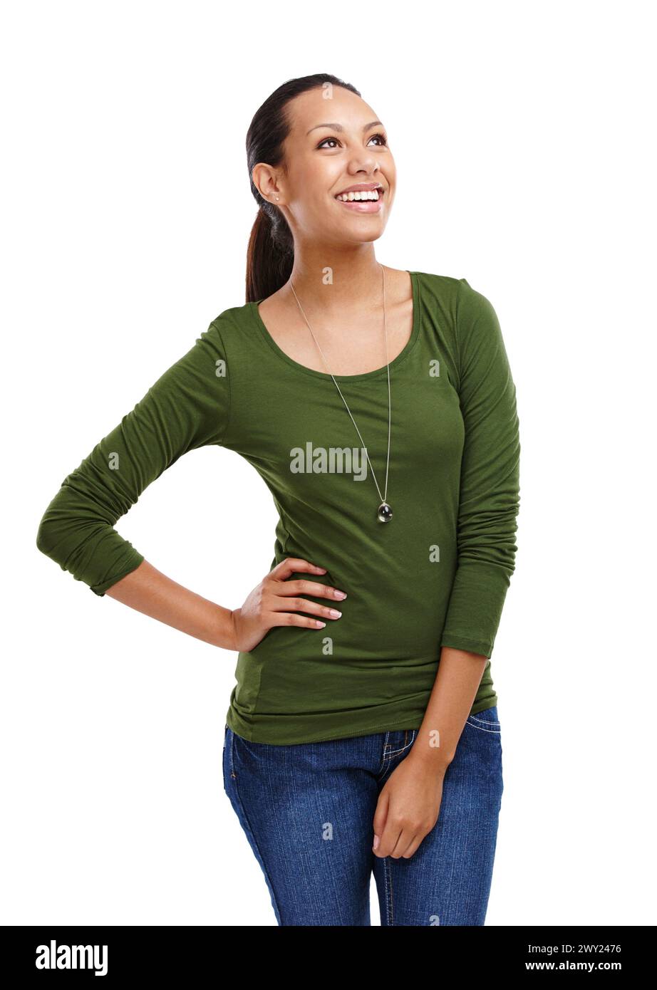 Femme, sourire et main sur les hanches dans isolé, regardant loin et fond blanc ou studio. Personne féminine, heureuse et confiante en toile de fond pour la mode Banque D'Images