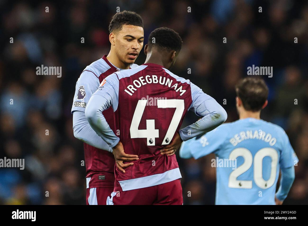 Morgan Rogers d'Aston Villa parle à Tim Iroegbunam d'Aston Villa lors du match de premier League Manchester City vs Aston Villa au stade Etihad, Manchester, Royaume-Uni, le 3 avril 2024 (photo de Mark Cosgrove/News images) Banque D'Images