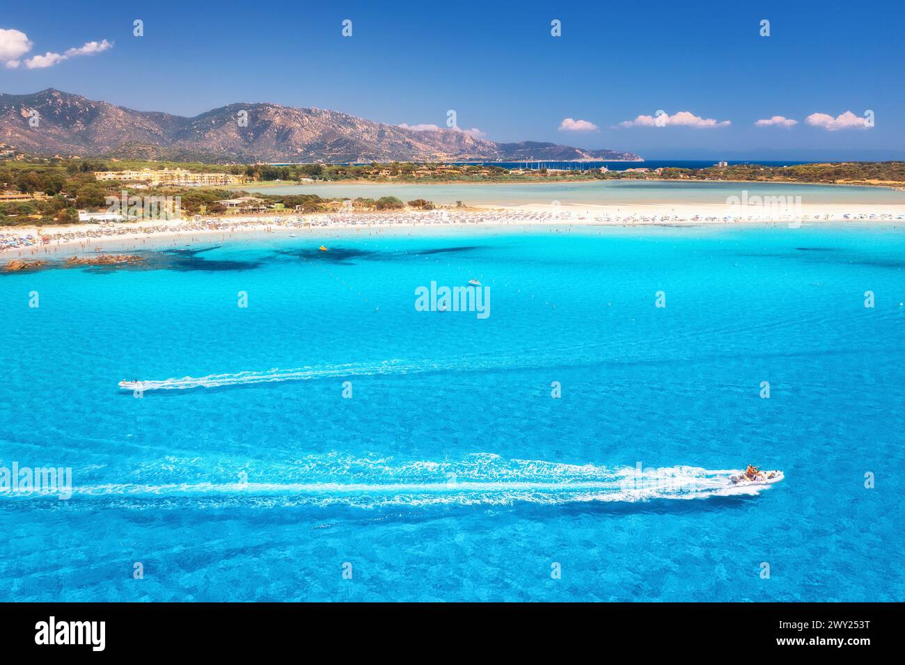 Bateau de vitesse dans l'eau bleue transparente et plage de sable blanc Banque D'Images