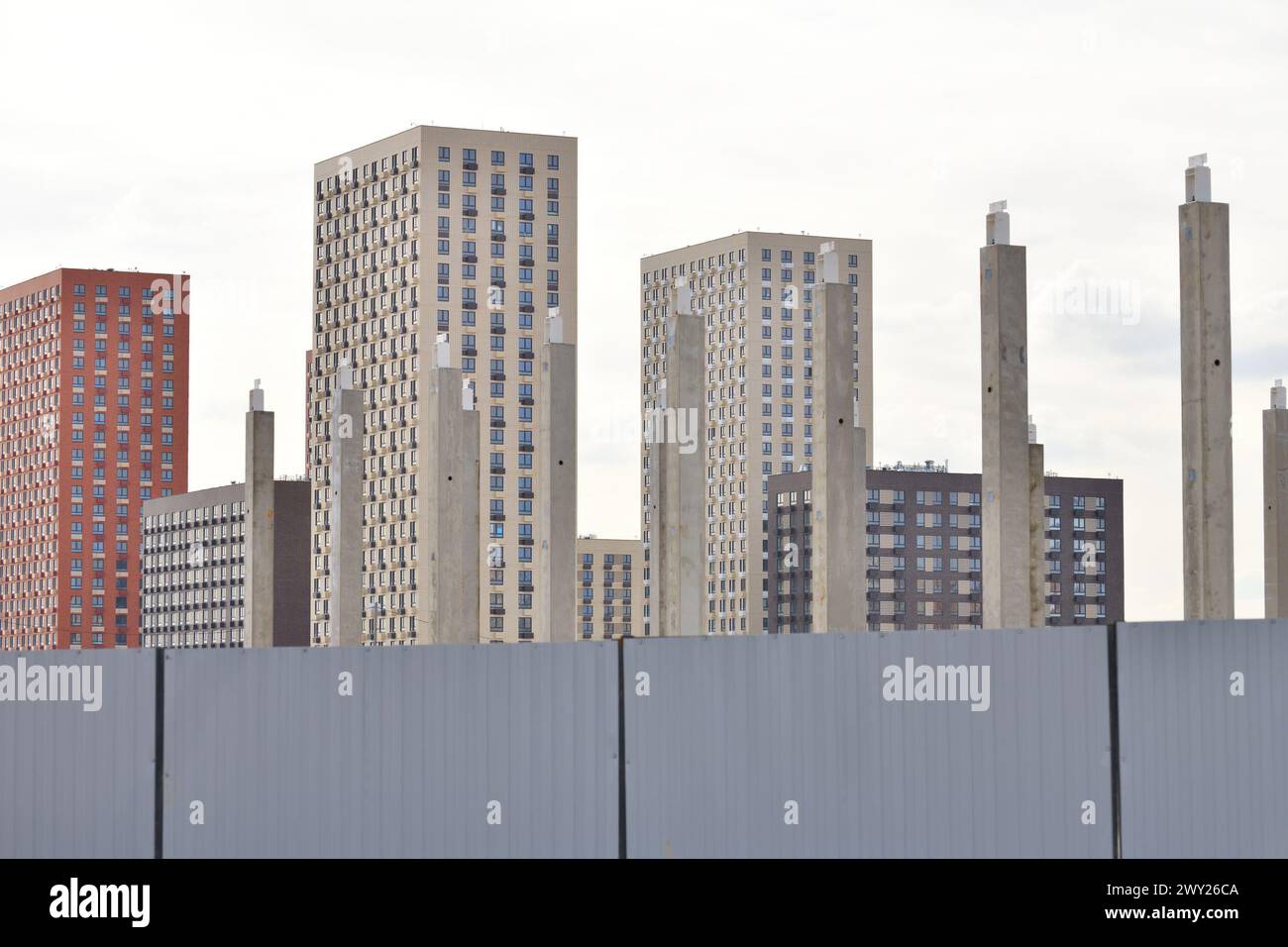 Pieux de béton sur fond de nouveaux bâtiments Banque D'Images