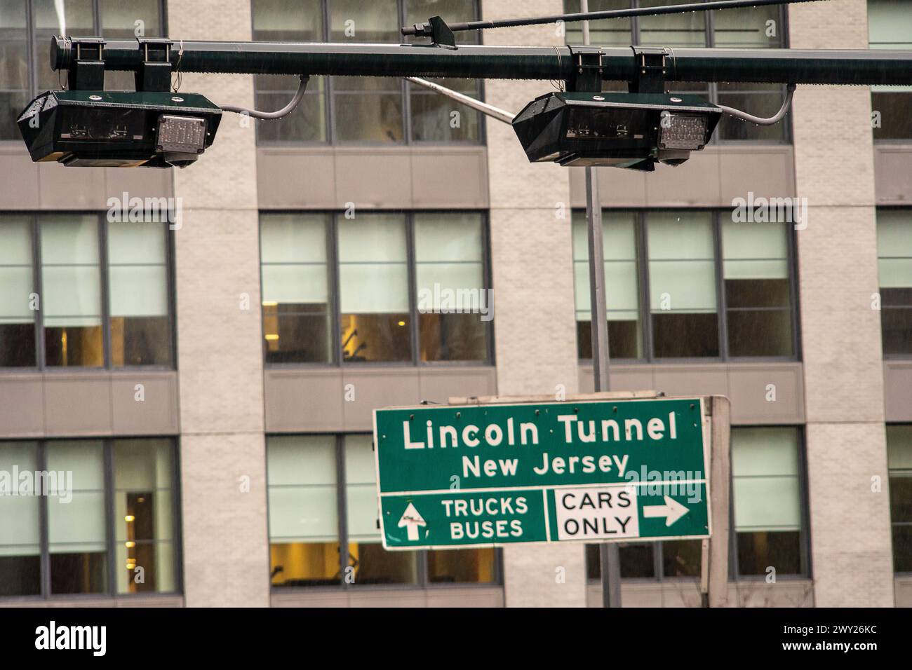 Scanners de tarification de la congestion installés à l’extérieur du tunnel Lincoln à New York, vus le jeudi 28 mars 2024. Le conseil d'administration de la MTA a approuvé la tarification de la congestion pour les conducteurs entrant à Manhattan au sud de la 60th St, qui devrait commencer vers le 15 juin. (© Richard B. Levine) Banque D'Images